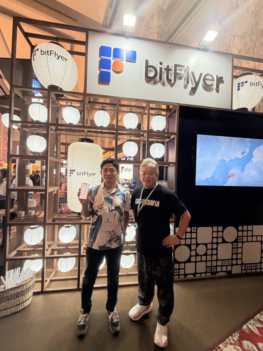 takapon_jp's tweet photo. WebXのbitFlyerブースに行ってきた。
新しくなったbitFlyerのアプリを触ってみたけど、
暗号資産の取引って、まだ難しいと思っている人でもかなり使いやすくなっている印象。

価格の動きや資産状況も見やすいし、
ビットコインを買う、売る、管理するという基本操作がかなり直感的。

こういう金融系のサービスは、機能が多いほど複雑になりがちだけど、
必要な情報がちゃんと整理されているのは大事。

ブースでは千本引きや射的、輪投げもやっていて、
WebXらしいお祭り感もあって面白かった。

加納さんとも久しぶりに話したけど、
やっぱり暗号資産の未来をずっと本気で考えている人だなと思う。

暗号資産に興味はあるけど、まだ触ったことがない人は、
新しくなったbitFlyerのアプリを一度見てみるといいと思う。

#PR #bitFlyer #ビットフライヤー#WebX2026