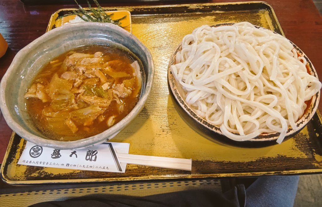 ndwah5e's tweet photo. この週末、初めてライブに行ったんだけど面白かったなぁ！！
ベルーナドームは灼熱だったんだけど、「キャストがそこにいる……！！オタクの声で空気が揺れる……！！！」
って体験が出来たのは良かった
蓮ノ空はいいぞ……！！

会場行く途中に食べたうどんも美味しかった！！ https://t.co/qgaCVI8VfK