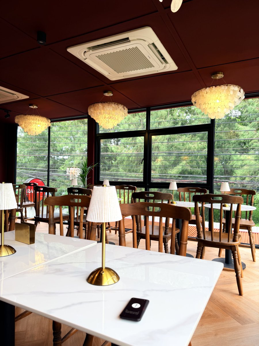 prayayom's tweet photo. ปกติทำตัวเหมือนสลอธ ขี้เกียจออกจากบ้าน แต่ร้านกาแฟลูกชายน้อลเป๊กทดลองเปิด ชั้นก็ต้องมาสินะ พายดีนะ ไม่รู้ตัวไหนที่ผลิตสั่งปรับสูตร  ครัวซองยังไม่ได้ชิม กาแฟโอเค เช้าๆขับรถมาหาข้าวเช้ากินได้ รอเลย จากบ้าน 5 นาที มีนุชแจกสติ๊กเกอร์ เข้าบรรยากาศมาก #เป๊กผลิตโชค https://t.co/zoz6IFcLPk