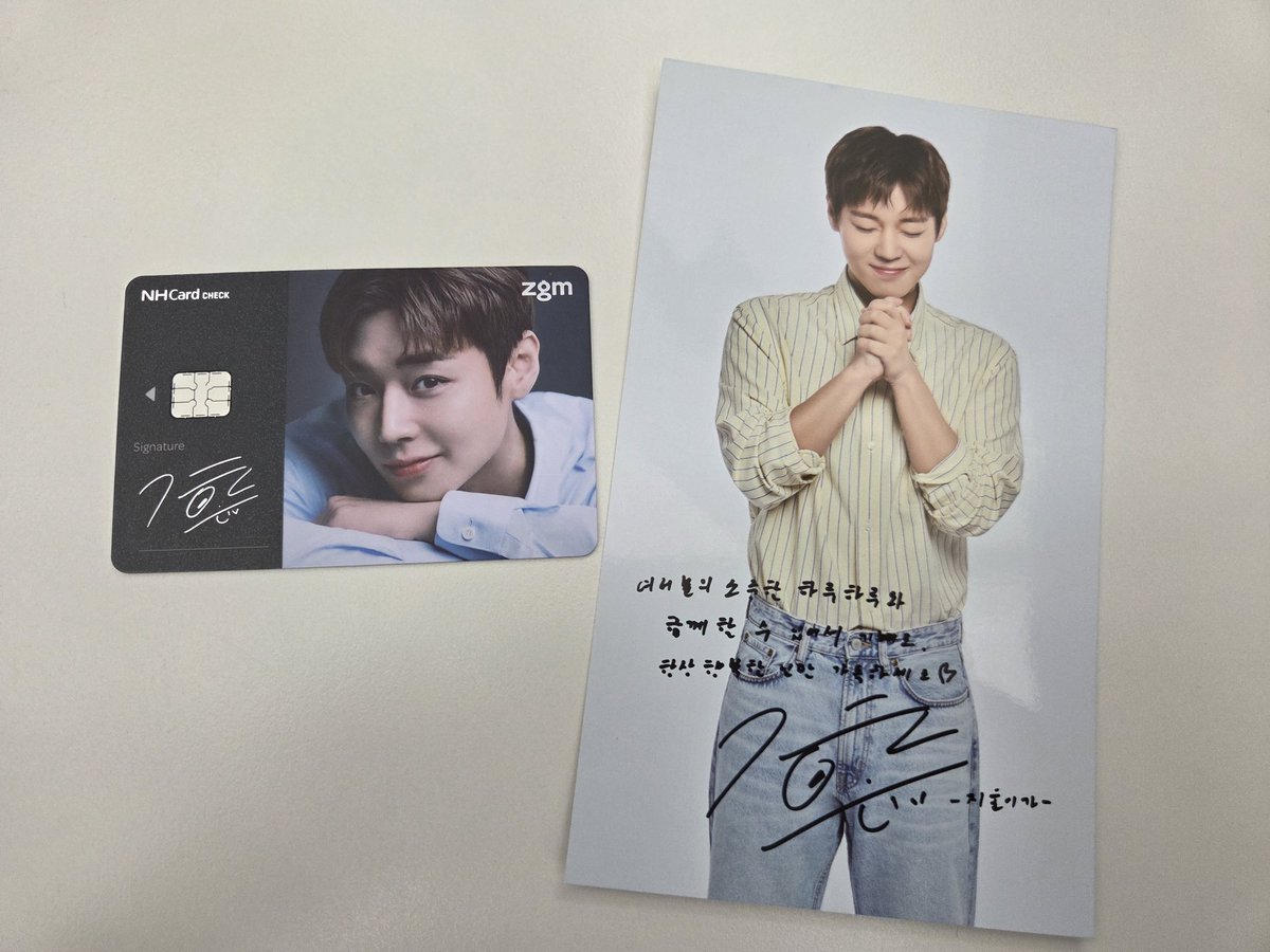 hoonji59's tweet photo. 카드 실물 너무 예쁜데!!
삼페에도 등록했는데
지훈이 또 볼수 있네💕
메세지 카드도 너무 이뿌자나😌 https://t.co/Jcu6DvE3tx