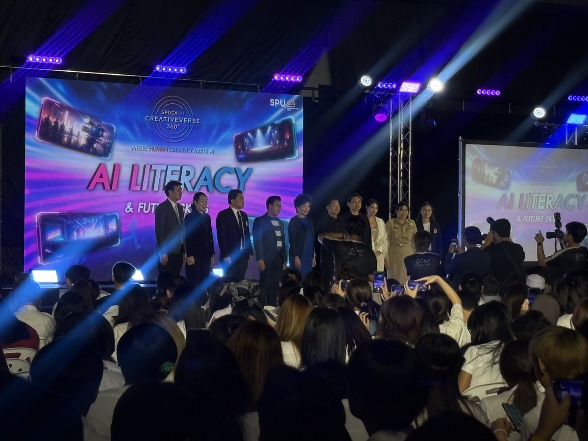 soybadxwork's tweet photo. ภาพบรรยายกาศก่อนจบงาน ได้มีการถ่ายรูปร่วมกัน ทั้งผู้ใหญ่ใจดี สปอนเซอร์ และคณาจารย์จากมหาวิทยาลัยศรีปทุม ปิดท้ายงานด้วยความประทับใจ #SPUCAaiShowcas https://t.co/mXPqGN3B89