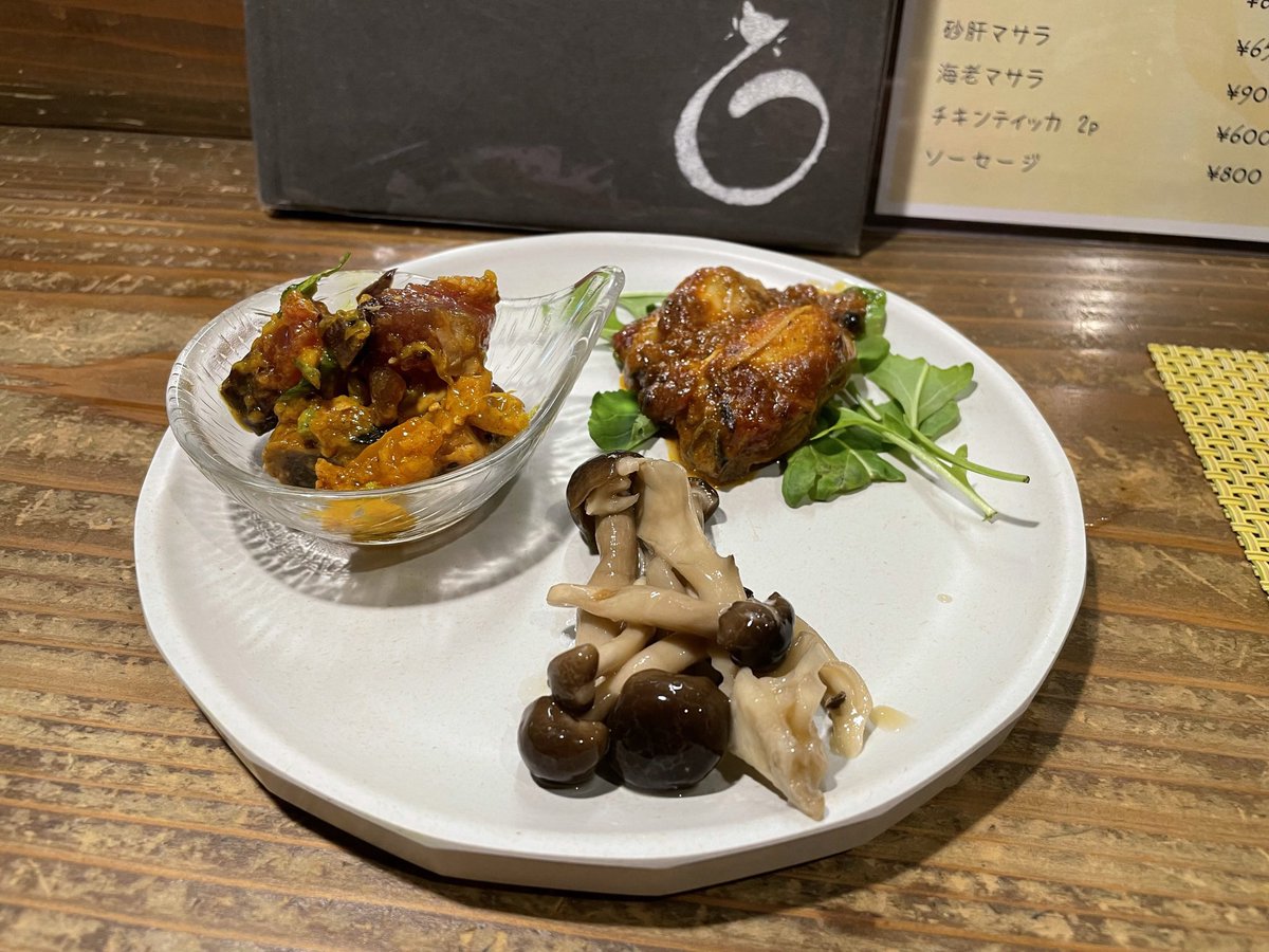Hiro_396darts's tweet photo. お知らせ📢

シーズン途中ではありますが、この度ご縁があり spice BAR 猫六様(@Necoroku69)とスポンサー契約を締結いたしました。

曳舟駅すぐにある、天才マスターがいるスパイスバルです！
どのお料理もとても美味しいので ぜひお越しください(* ᴗ͈ˬᴗ͈)”

さて🤗
2枚目のお料理はなんでしょう？ https://t.co/GDTZYOhql6
