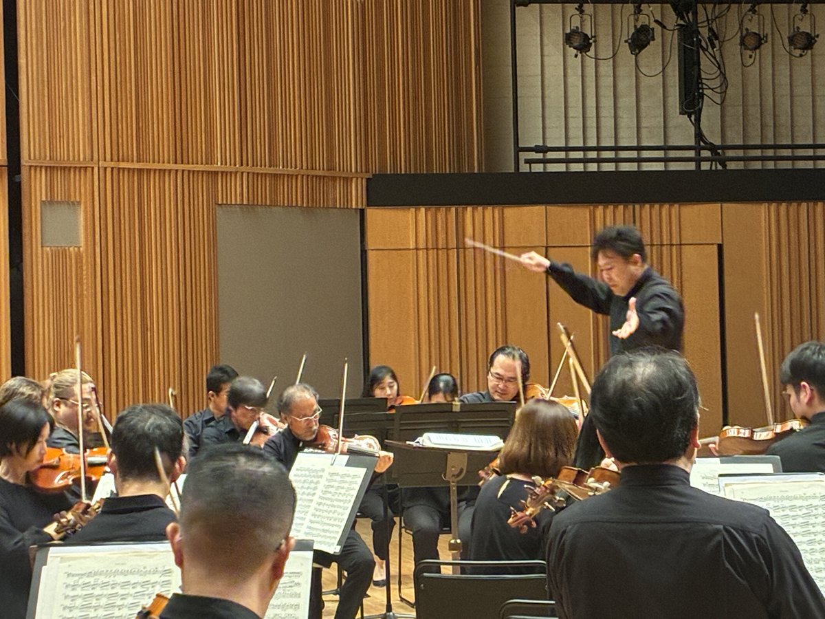 gunkyo_official's tweet photo. 7月6日~8日, 13日の4日間は桐生市、太田市での移動音楽教室でした。
指揮は #和田一樹 マエストロ、司会は #和田美菜子 さん、コンサートマスターは #福田俊一郎 でお送りしました。
マエストロの指揮はテンポや感情の変化に富み、音楽を自在に操りました。楽器の紹介や作品の解説もあり、とても有意義な演奏会となりました！

最後は和田一樹マエストロと和田美菜子さん、群響首席ホルン奏者の #濵地宗 で📸！
お聴きいただいた生徒児童の皆さま、ありがとうございました！