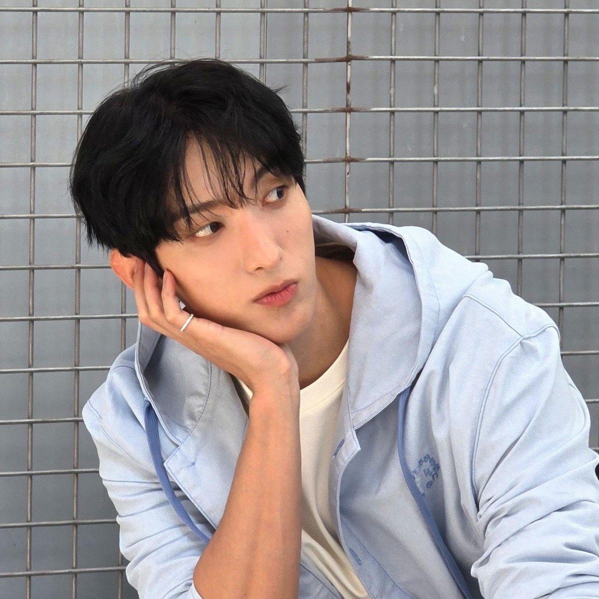 kyeomties's tweet photo. like does he need to do the big pleading eyes when he’s posing all sexy too ???? https://t.co/sMc9Z4ki6M