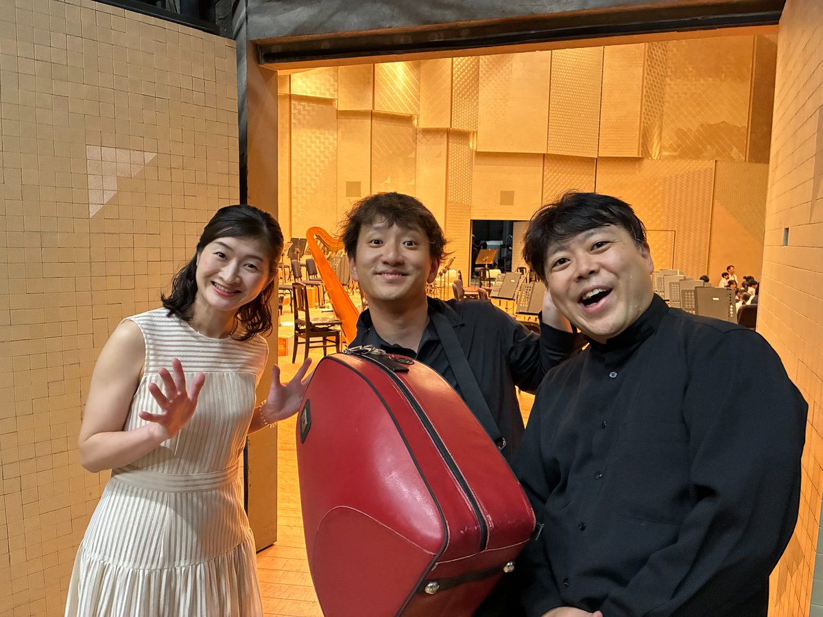 gunkyo_official's tweet photo. 7月6日~8日, 13日の4日間は桐生市、太田市での移動音楽教室でした。
指揮は #和田一樹 マエストロ、司会は #和田美菜子 さん、コンサートマスターは #福田俊一郎 でお送りしました。
マエストロの指揮はテンポや感情の変化に富み、音楽を自在に操りました。楽器の紹介や作品の解説もあり、とても有意義な演奏会となりました！

最後は和田一樹マエストロと和田美菜子さん、群響首席ホルン奏者の #濵地宗 で📸！
お聴きいただいた生徒児童の皆さま、ありがとうございました！