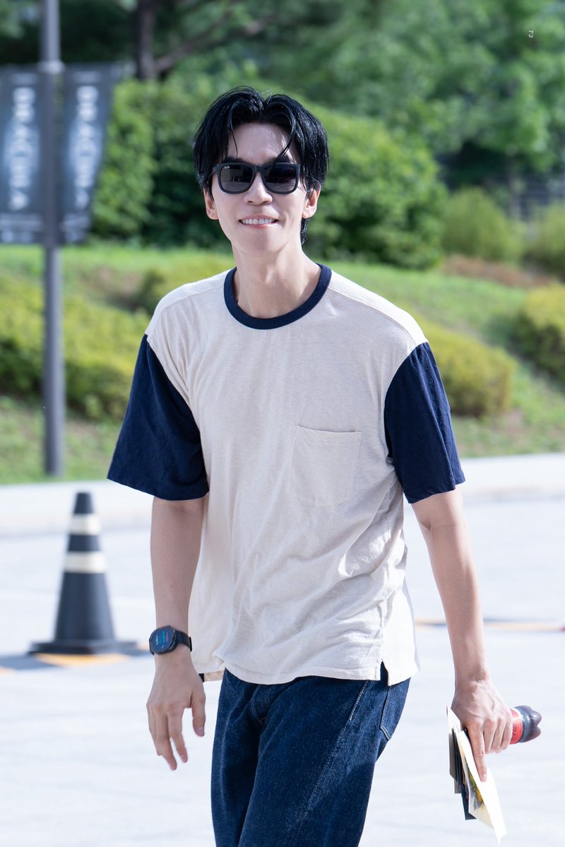 d0cxxx's tweet photo. 260711 드라큘라 퇴근길

톢(🐰)큘
황당해

#신성록 https://t.co/omkIMKzZOy