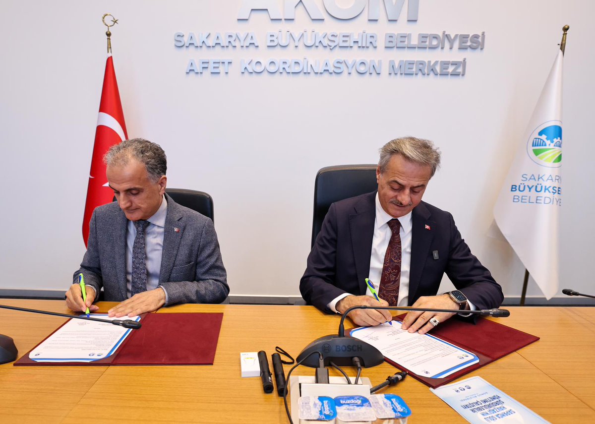 sbYusufAlemdar's tweet photo. Su kaynaklarımızın geleceği için Bilim Kurulu ⚡️

Bu sabah Sakarya Üniversitesi Rektörü Prof. Dr. Hamza Al ve değerli akademisyenlerle bir araya gelerek önemli bir işbirliği protokolüne imza attık. İmzaladığımız Sapanca Gölü Havzası ve Sakarya Su Kaynaklarının Sürdürülebilir Yönetimine Yönelik Bilimsel ve Teknik İş Birliği protokolü kapsamında artık gölümüzün ve su kaynaklarımızın geleceği, oluşturduğumuz Bilim Kurulu'nun rehberliğinde şekillenecek.

İklim krizi artık tüm dünyanın ortak gerçeği. Su kaynaklarımızı günübirlik çözümlerle değil, uzun vadeli bilimsel politikalarla korumak zorundayız. Üniversitemizle kurduğumuz bu güçlü iş birliği sayesinde Sapanca Gölü’nü ve Sakarya’nın tüm su kaynaklarını gelecek nesillere sağlıklı şekilde ulaştıracak çalışmaları kararlılıkla sürdüreceğiz.

Bilimsel bilgiyi uygulamayla buluşturan bu ortaklığın, çok daha nitelikli projelerin hayata geçirilmesine katkı sağlayacağına inanıyorum.

Başta Sakarya Üniversitesi Rektörümüz olmak üzere, çalışmaya katkı sunan, Bilim Kurulu’nda görev alan tüm hocalarımıza teşekkür ediyorum.

#BuŞehirHepimizin