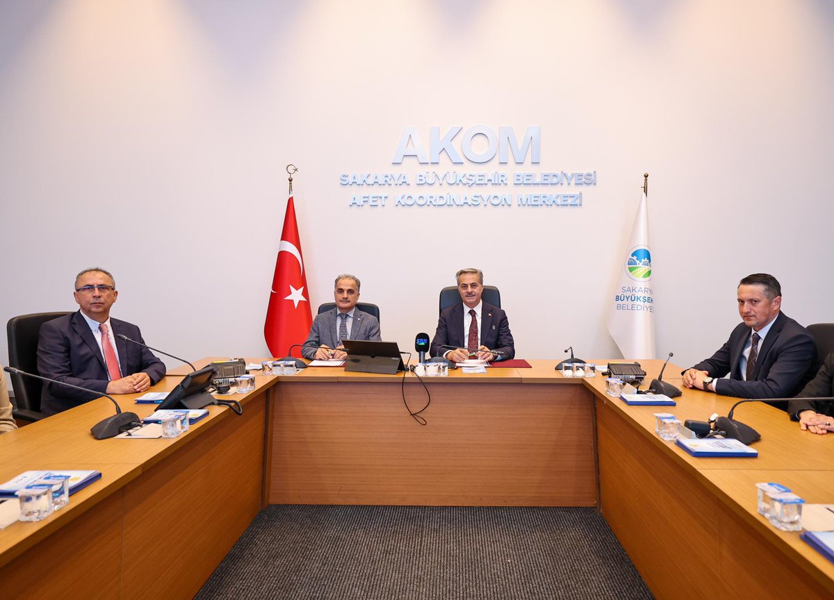 sbYusufAlemdar's tweet photo. Su kaynaklarımızın geleceği için Bilim Kurulu ⚡️

Bu sabah Sakarya Üniversitesi Rektörü Prof. Dr. Hamza Al ve değerli akademisyenlerle bir araya gelerek önemli bir işbirliği protokolüne imza attık. İmzaladığımız Sapanca Gölü Havzası ve Sakarya Su Kaynaklarının Sürdürülebilir Yönetimine Yönelik Bilimsel ve Teknik İş Birliği protokolü kapsamında artık gölümüzün ve su kaynaklarımızın geleceği, oluşturduğumuz Bilim Kurulu'nun rehberliğinde şekillenecek.

İklim krizi artık tüm dünyanın ortak gerçeği. Su kaynaklarımızı günübirlik çözümlerle değil, uzun vadeli bilimsel politikalarla korumak zorundayız. Üniversitemizle kurduğumuz bu güçlü iş birliği sayesinde Sapanca Gölü’nü ve Sakarya’nın tüm su kaynaklarını gelecek nesillere sağlıklı şekilde ulaştıracak çalışmaları kararlılıkla sürdüreceğiz.

Bilimsel bilgiyi uygulamayla buluşturan bu ortaklığın, çok daha nitelikli projelerin hayata geçirilmesine katkı sağlayacağına inanıyorum.

Başta Sakarya Üniversitesi Rektörümüz olmak üzere, çalışmaya katkı sunan, Bilim Kurulu’nda görev alan tüm hocalarımıza teşekkür ediyorum.

#BuŞehirHepimizin