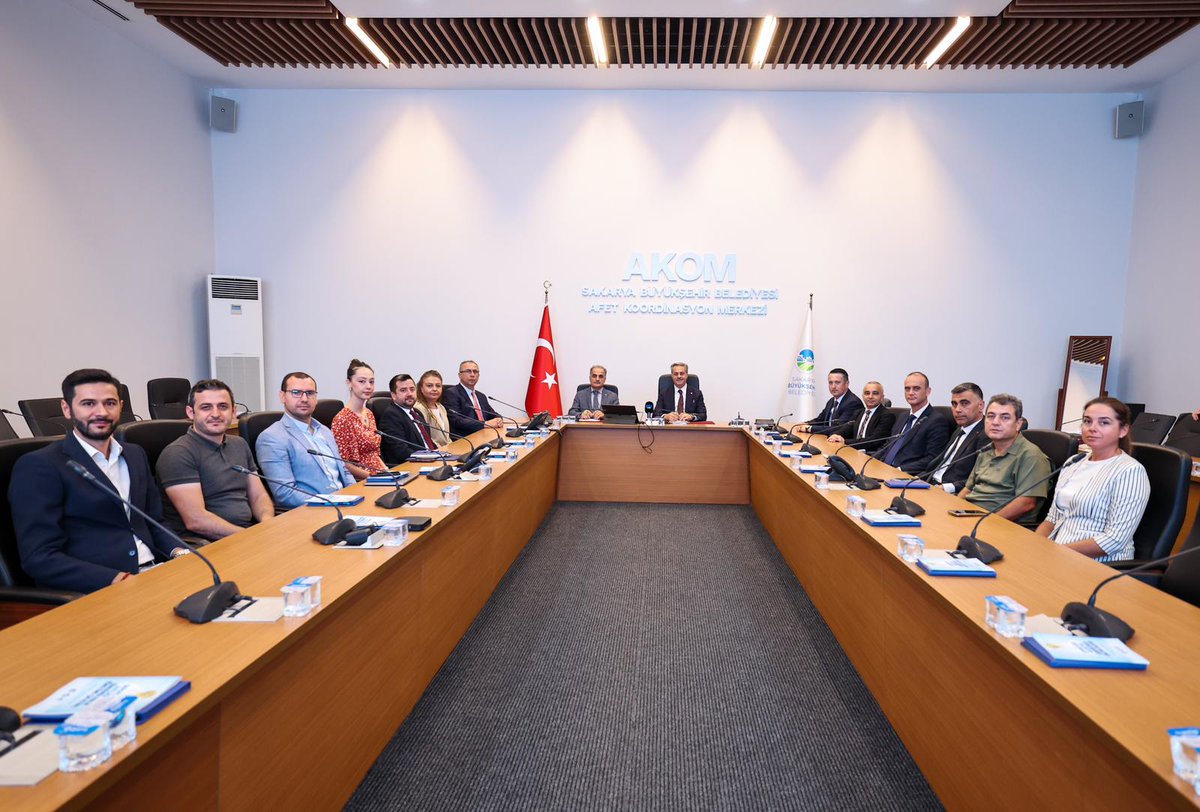 sbYusufAlemdar's tweet photo. Su kaynaklarımızın geleceği için Bilim Kurulu ⚡️

Bu sabah Sakarya Üniversitesi Rektörü Prof. Dr. Hamza Al ve değerli akademisyenlerle bir araya gelerek önemli bir işbirliği protokolüne imza attık. İmzaladığımız Sapanca Gölü Havzası ve Sakarya Su Kaynaklarının Sürdürülebilir Yönetimine Yönelik Bilimsel ve Teknik İş Birliği protokolü kapsamında artık gölümüzün ve su kaynaklarımızın geleceği, oluşturduğumuz Bilim Kurulu'nun rehberliğinde şekillenecek.

İklim krizi artık tüm dünyanın ortak gerçeği. Su kaynaklarımızı günübirlik çözümlerle değil, uzun vadeli bilimsel politikalarla korumak zorundayız. Üniversitemizle kurduğumuz bu güçlü iş birliği sayesinde Sapanca Gölü’nü ve Sakarya’nın tüm su kaynaklarını gelecek nesillere sağlıklı şekilde ulaştıracak çalışmaları kararlılıkla sürdüreceğiz.

Bilimsel bilgiyi uygulamayla buluşturan bu ortaklığın, çok daha nitelikli projelerin hayata geçirilmesine katkı sağlayacağına inanıyorum.

Başta Sakarya Üniversitesi Rektörümüz olmak üzere, çalışmaya katkı sunan, Bilim Kurulu’nda görev alan tüm hocalarımıza teşekkür ediyorum.

#BuŞehirHepimizin
