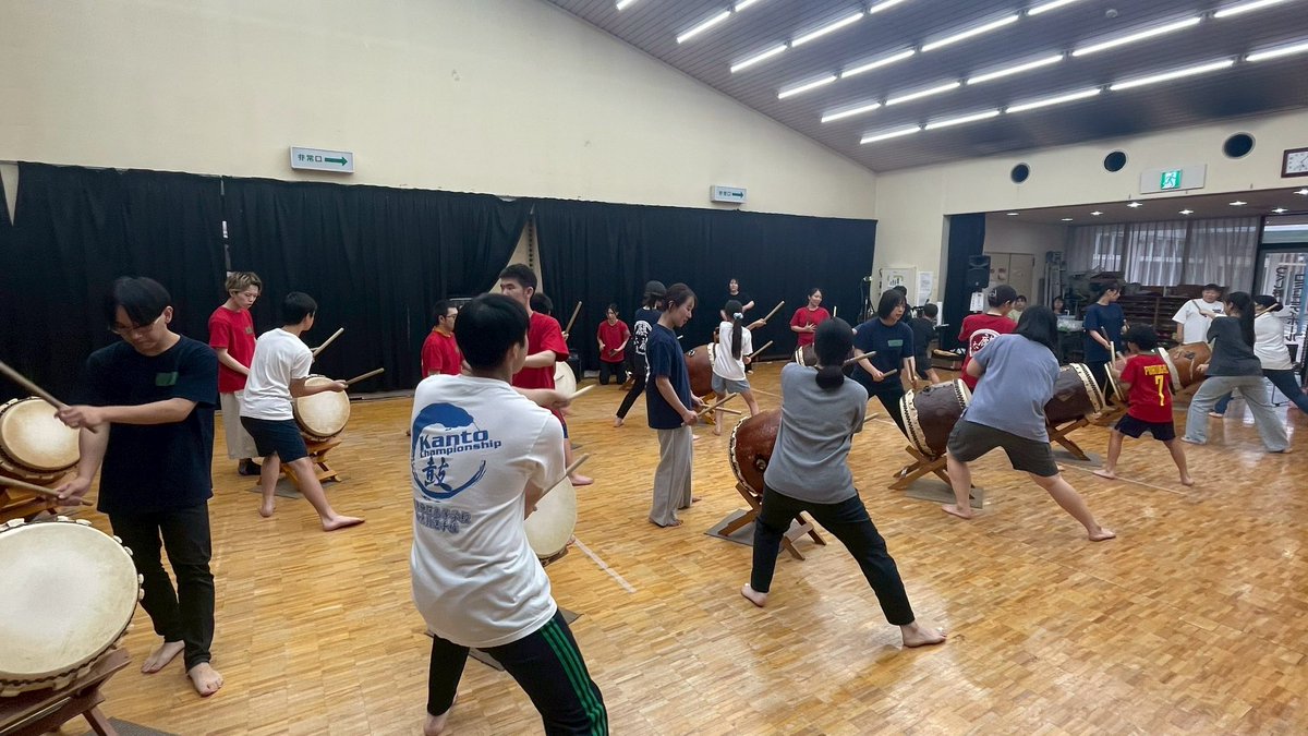 kirin_daiko's tweet photo. 麒麟太鼓では、7/25（土）・26（日）に開催される「つくし野夏祭り」に向けた、盆太鼓練習会を開催しています。昨日はその第二回でした！
本番の盆踊りで流れる５曲を繰り返し練習しましたが、小学生の皆さんもとても上手に叩けていました☺️大きくなったらぜひ麒麟太鼓に入部してください🙏笑 https://t.co/xyBaP4E0ox