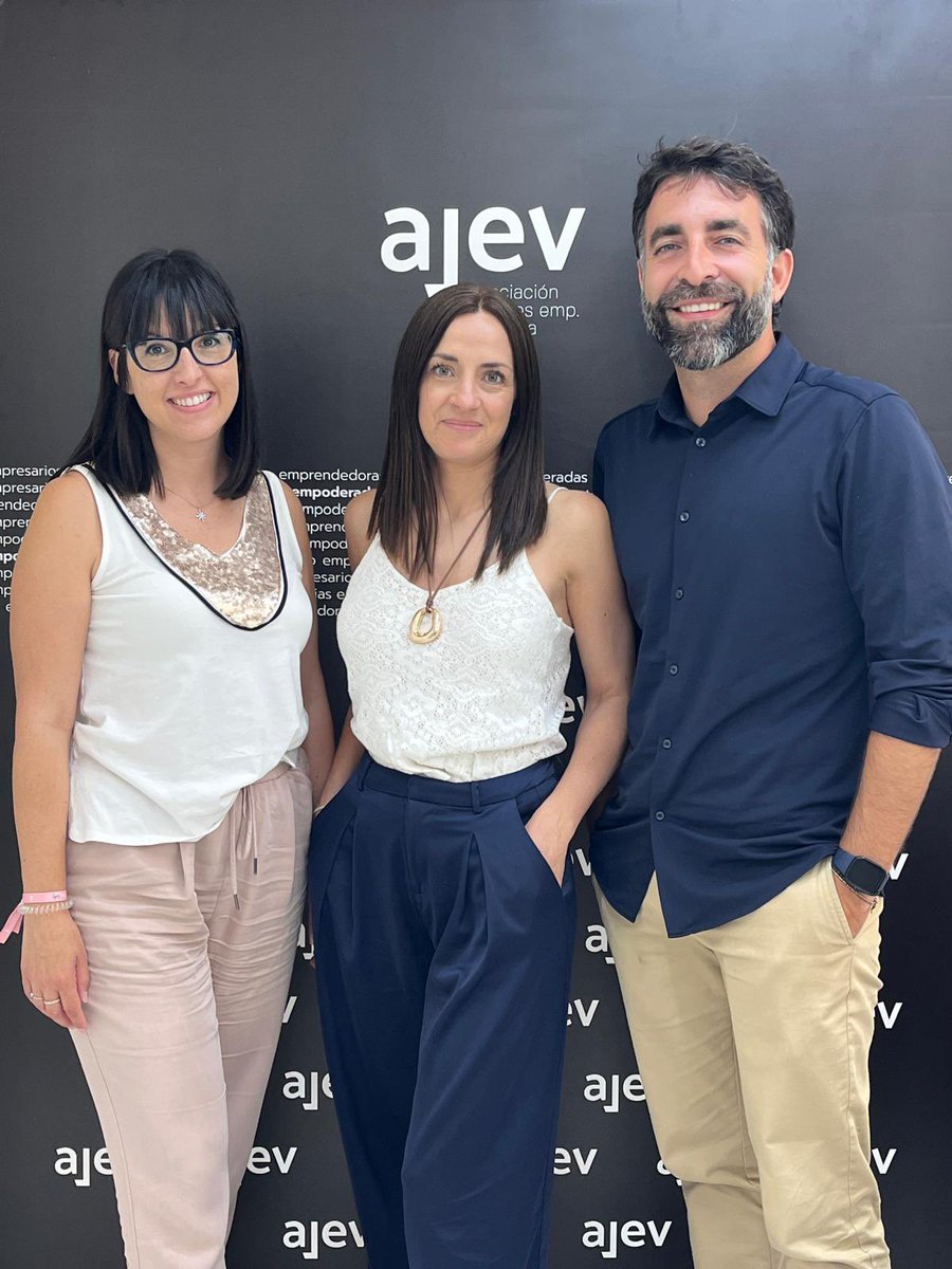 javimateoVLC's tweet photo. 🤝 Seguimos escuchando a quienes generan oportunidades en València.

Nueva reunión con @AJEValencia para conocer de primera mano las necesidades y propuestas de las jóvenes empresas de nuestra ciudad.

Trabajar juntos es clave para fortalecer el tejido económico de València. 💪 https://t.co/TRUCn2HbRM