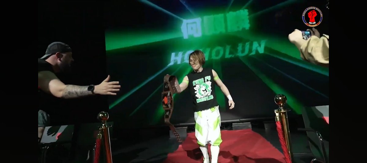 hoholun719's tweet photo. 一年前に北京で中国団体MKWの王座取りました。ベルトはずっと団体に置いてた。

でも今週は前夜祭あるの為、ついに日本へ送ってもらうよう頼んで、前夜祭に持っていけることになりました！🧳

ぜひ本物見て写真もいってね📷📷

#DRAGONGATE https://t.co/BXb5O3Pn8N