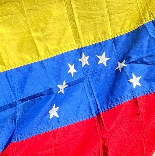 devorahsasha's tweet photo. Todos los días, cuando te levantes ,  reza por Venezuela. 🇻🇪 Pidámosle a Dios que la protegiera.

Porque la oración es poderosa.
Dios está en control. https://t.co/xBM1tyTdBY