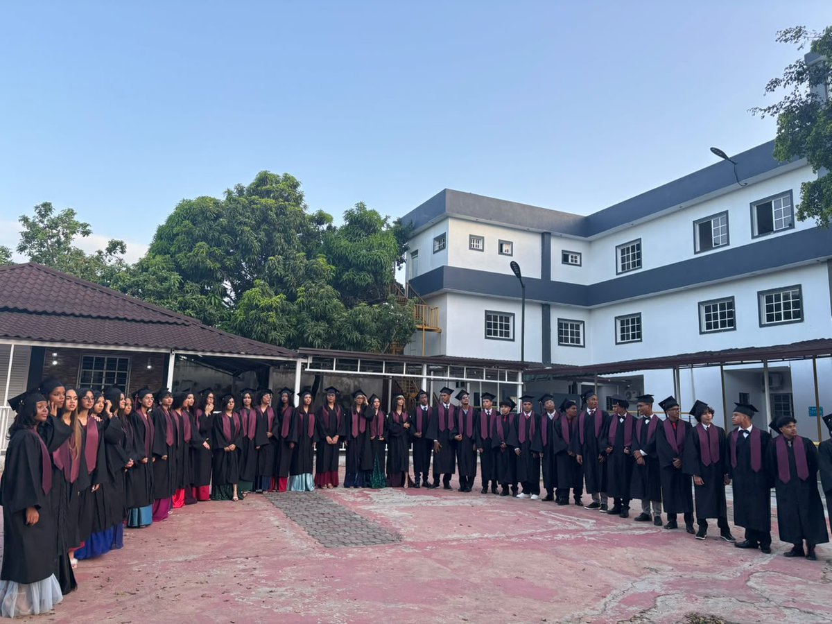 WillyBayonet's tweet photo. 40 estudiantes CELEGRA a campo abierto. Equipados para enfrentar los nuevos retos de una nueva profesión. Con las más altas calificaciones jamás vistas en CELEGRA. Con más de 20 estudiantes meritorios. Más del 80 % full en inglés. Con una vocación de servicio impresionante. Misión cumplida: "Una generación de líderes felices en el temor de Dios"( Graduacion número 13 CELEGRA en el Campus de Un Proyecto de Fe).