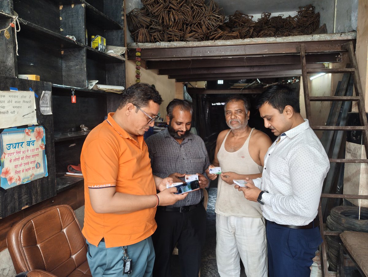 Tanuj_Kumar_inc's tweet photo. हमारे @INCDelhi अध्यक्ष आदरणीय @devendrayadvinc जी‌ का हार्दिक आभार जिन्होंने हमारे सभी BLA 2 साथीयों के सम्मान में सबके आई डी कार्ड बनवाने का काम किया । आज बवाना जेजे कालोनी में सभी साथीयों को ये आई डी कार्ड सौंपे गए, जहां भाई नीरज कुमार जी एवं ब्लॉक अध्यक्ष सदरे आलम मौजूद रहे https://t.co/qqbVPTCRQ8