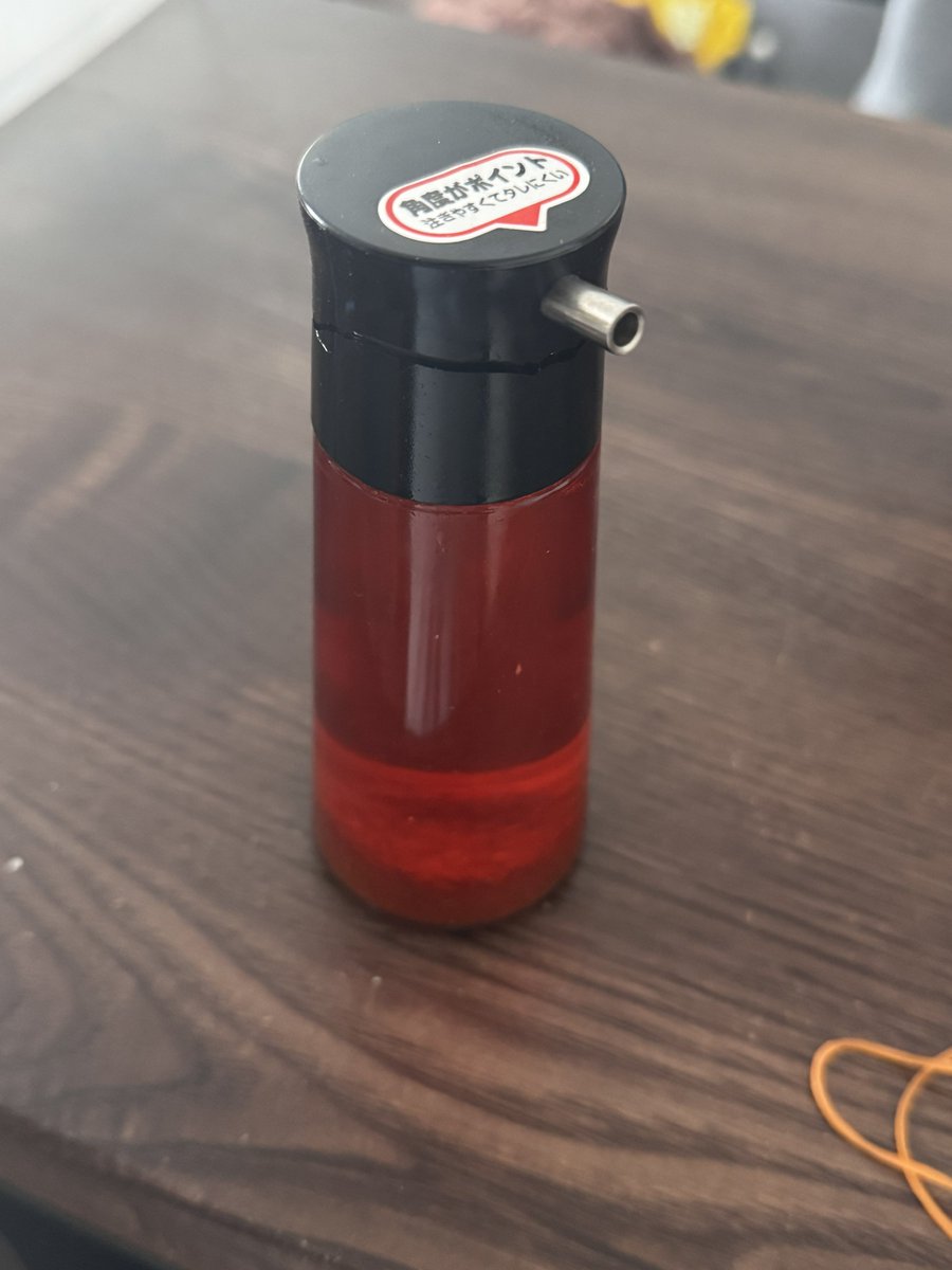 oki2418's tweet photo. 新品未使用醤油差し。
自家製ラー油を入れてみると触れても無いのに突然亀裂。
一度も使う事なく殉職。
やはり用途以外はダメなんだね。
勉強になりました。涙 https://t.co/4vfDkKbbId