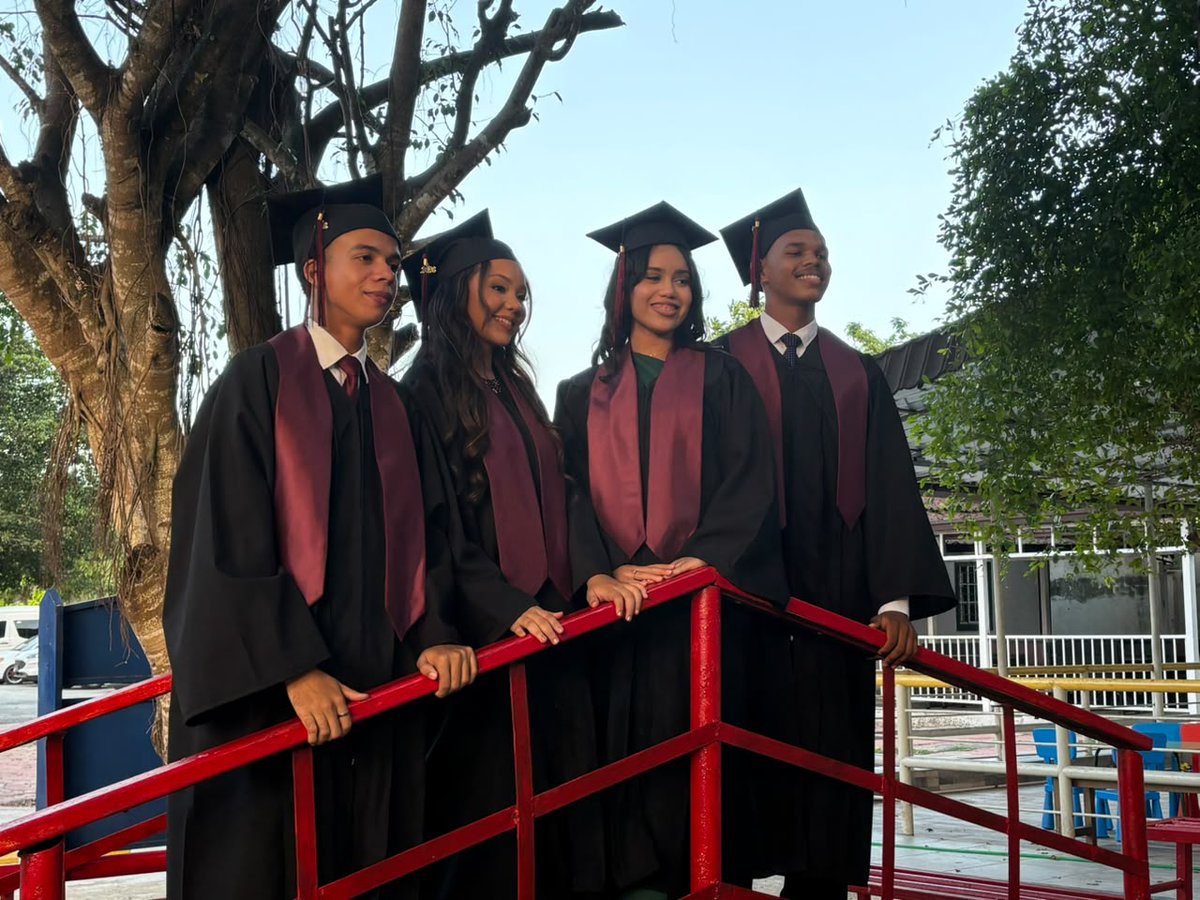 WillyBayonet's tweet photo. 40 estudiantes CELEGRA a campo abierto. Equipados para enfrentar los nuevos retos de una nueva profesión. Con las más altas calificaciones jamás vistas en CELEGRA. Con más de 20 estudiantes meritorios. Más del 80 % full en inglés. Con una vocación de servicio impresionante. Misión cumplida: "Una generación de líderes felices en el temor de Dios"( Graduacion número 13 CELEGRA en el Campus de Un Proyecto de Fe).