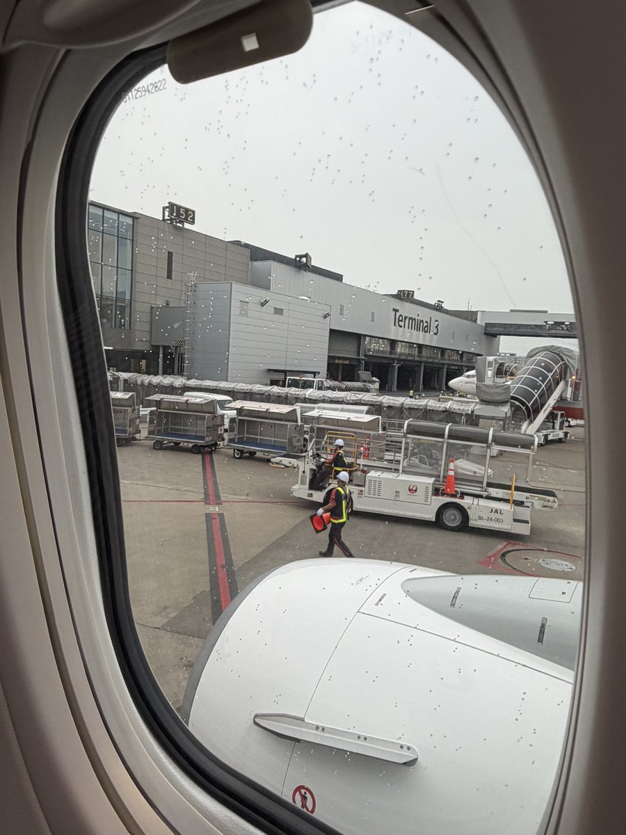 xiaoyinglang29's tweet photo. 東京は雨が降っていますが、私が去るのが嫌だからですか😂 https://t.co/lu5AHzGQMJ