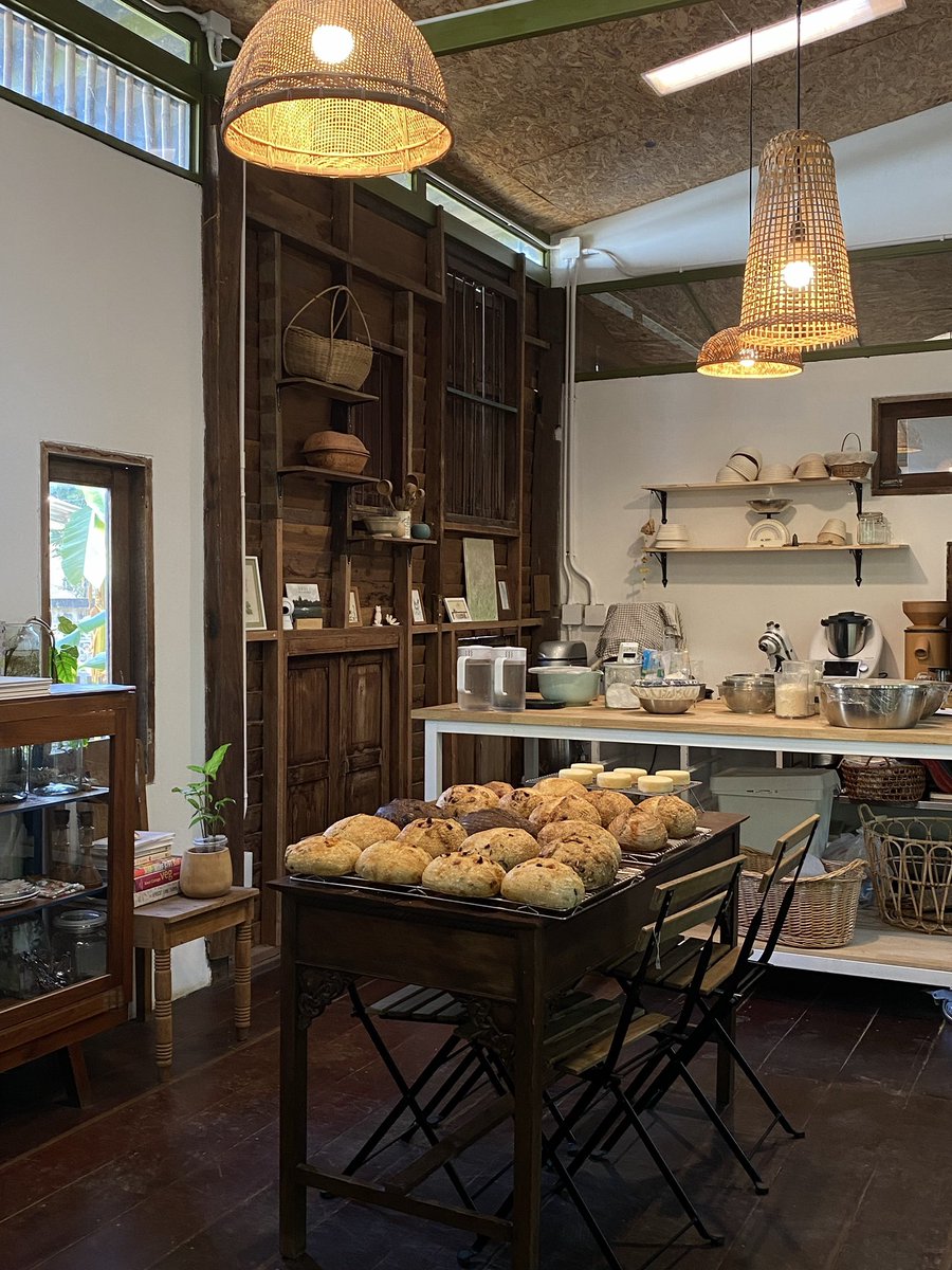 veryveryvv's tweet photo. Artisan sourdough by apple fahey — 🍞☕️🧺🍃 ร้านขนมปัง sourdough บรรยากาศโฮมมี่ ไวป์อบอุ่น มีมุมน่ารักๆ ให้เลือกนั่งโซน outdoor เราไปตอนเช้า ชิลดี https://t.co/WLur9f1eo9