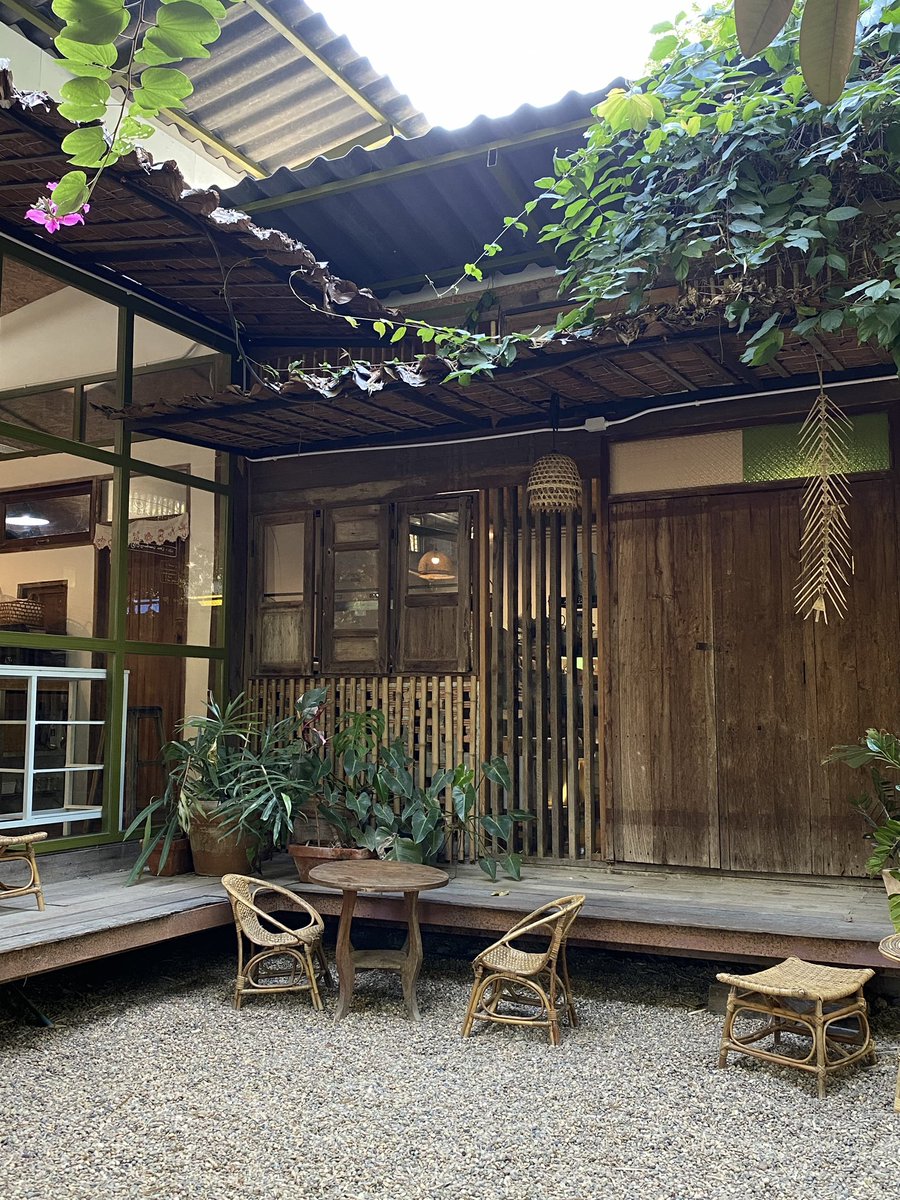 veryveryvv's tweet photo. Artisan sourdough by apple fahey — 🍞☕️🧺🍃 ร้านขนมปัง sourdough บรรยากาศโฮมมี่ ไวป์อบอุ่น มีมุมน่ารักๆ ให้เลือกนั่งโซน outdoor เราไปตอนเช้า ชิลดี https://t.co/WLur9f1eo9