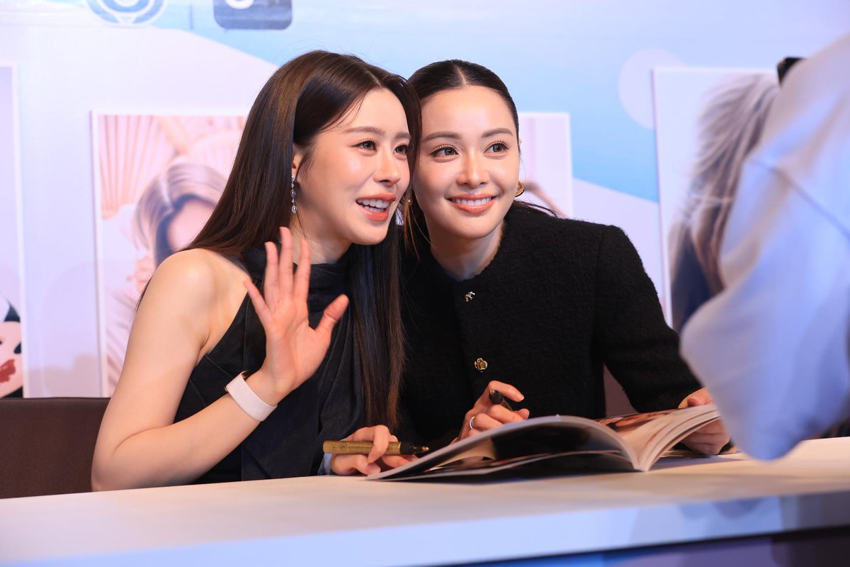 Ch3Thailand_33's tweet photo. ฟินเต็มอิ่ม! “อุ้ม-แบม” จัดเต็มแฟนไซน์ครั้งแรกสุดอบอุ่น 
ในงาน “OOMBAM Blooming with you Photobook Fan Sign”

#BloomingWithYou
#OomBam #อุ้มแบม

รับชมภาพเพิ่มเติมได้ที่ Facebook Ch3Thailand https://t.co/n6RWb8lMlr