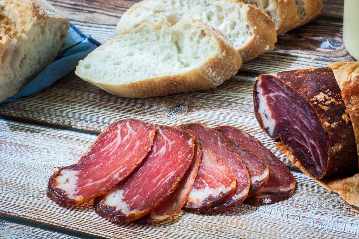 jamonarium's tweet photo. El gran aristócrata de la charcutería tradicional española: el lomo embuchado ibérico.

The absolute masterpiece of traditional Spanish charcuterie: cured pork loin (Lomo Ibérico). https://t.co/COMOCZg8se
