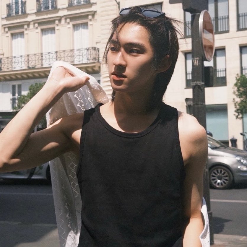 babiipofo's tweet photo. น้องก้องผอมลงแล้วหน้าชัดขึ้นมากงะ ฮืออ เสื้อดำแขนกุดคาดแว่นคือเท่มากค่ะคนสวย 😭🫵🏻 * https://t.co/UmPfKtI1kB