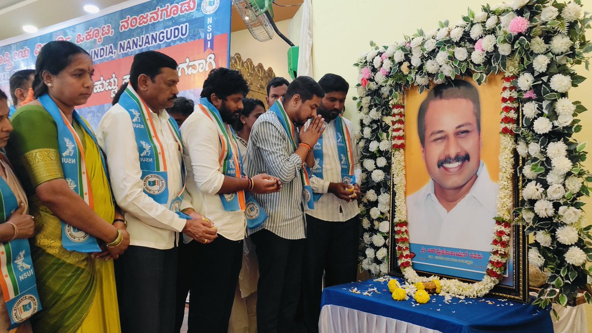 MLADarshanINC's tweet photo. ನಂಜನಗೂಡು ನಗರದ ನಂದಿ ಕನ್ವೆನ್ಷನ್ ಹಾಲ್ ಭಾರತೀಯ ರಾಷ್ಟ್ರೀಯ ವಿದ್ಯಾರ್ಥಿಗಳ ಒಕ್ಕೂಟ ನಂಜನಗೂಡು  ವತಿಯಿಂದ ನಡೆದ "ವಿದ್ಯಾರ್ಥಿ ದ್ವನಿ"  ಎಂಬ ಶೀರ್ಷಿಕೆಯಲ್ಲಿ ನೂತನ ಅಧ್ಯಕ್ಷರು ಮತ್ತು ಪದಾಧಿಕಾರಿಗಳ ಪದಗ್ರಹಣ ಕಾರ್ಯಕ್ರಮ ಹಾಗೂ ಎಸ್.ಎಸ್.ಎಲ್.ಸಿ ಮತ್ತು ಪಿ.ಯು.ಸಿ ಯಲ್ಲಿ ಅತಿ ಹೆಚ್ಚು ಅಂಕ ಪಡೆದ ವಿದ್ಯಾರ್ಥಿಗಳಿಗೆ ಪ್ರತಿಭಾ ಪುರಸ್ಕಾರ ಕಾರ್ಯಕ್ರಮದಲ್ಲಿ ಪಾಲ್ಗೊಂಡು, ಎಸ್‌.ಎಸ್‌.ಎಲ್‌.ಸಿ ಮತ್ತು ಪಿ.ಯು.ಸಿಯಲ್ಲಿ ಅತ್ಯುತ್ತಮ ಅಂಕಗಳನ್ನು ಪಡೆದ ಪ್ರತಿಭಾವಂತ ವಿದ್ಯಾರ್ಥಿಗಳಿಗೆ ಸನ್ಮಾನಿಸಿ ಅಭಿನಂದಿಸಿ ಕಾರ್ಯಕ್ರಮ ಉದ್ದೇಶಿಸಿ ಮಾತನಾಡಿ.

ಪೂಜ್ಯ ತಂದೆಯವರಾದ ದಿ. ಆರ್. ಧ್ರುವನಾರಾಯಣ್ ಅವರು NSUI ವಿದ್ಯಾರ್ಥಿ ಸಂಘಟನೆಯ ಮೂಲಕ ತಮ್ಮ ರಾಜಕೀಯ ಪಯಣವನ್ನು ಆರಂಭಿಸಿದರು. ವಿದ್ಯಾರ್ಥಿ ನಾಯಕತ್ವದಿಂದ ಬೆಳೆದು ಸಮರ್ಥ ಸಂಘಟಕರಾಗಿ ಹೊರಹೊಮ್ಮಿದ ಅವರು, ಜನರ ಅಪಾರ ವಿಶ್ವಾಸವನ್ನು ಗಳಿಸಿ ಶಾಸಕರಾಗಿ ಹಾಗೂ ಸಂಸದರಾಗಿ ಸೇವೆ ಸಲ್ಲಿಸಿದರು.

NSUI ರಾಜಕೀಯ ನಾಯಕರನ್ನು ಬೆಳೆಸುವ ಮಹತ್ವದ ವೇದಿಕೆಯಾಗಿದೆ. ವಿದ್ಯಾರ್ಥಿ ಜೀವನದಲ್ಲೇ ನಾಯಕತ್ವದ ಗುಣಗಳನ್ನು ಬೆಳೆಸುವ ಈ ಸಂಘಟನೆ ಸಮಾಜಮುಖಿ ಚಿಂತನೆ ಮತ್ತು ಜನಸೇವೆಯ ಮೌಲ್ಯಗಳನ್ನು ರೂಪಿಸುತ್ತದೆ.

ನೂತನವಾಗಿ ಆಯ್ಕೆಯಾದ ಎಲ್ಲಾ ಅಧ್ಯಕ್ಷರು ಹಾಗೂ ಪದಾಧಿಕಾರಿಗಳು ವಿದ್ಯಾರ್ಥಿಗಳ ಧ್ವನಿಯಾಗಿ ಕಾರ್ಯನಿರ್ವಹಿಸಿ, ಅವರ ಸಮಸ್ಯೆಗಳಿಗೆ ಸ್ಪಂದಿಸಿ, ಹಕ್ಕುಗಳ ರಕ್ಷಣೆಗಾಗಿ ಪ್ರಾಮಾಣಿಕವಾಗಿ ಕೆಲಸ ಮಾಡುವಂತೆ ತಿಳಿಸಿದೆ.

ಈ ವೇಳೆ ಮಾಜಿ ಶಾಸಕರಾದ ಕಳಲೆ ಕೇಶವಮೂರ್ತಿ ರವರು,  NSUI ರಾಜ್ಯಾಧ್ಯಕ್ಷರಾದ Kirthi Ganesh ರವರು, ಕೆಪಿಸಿಸಿ ಪ್ರಧಾನ ಕಾರ್ಯದರ್ಶಿ ಎಸ್. ಸಿ ಬಸವರಾಜ್ ರವರು, ಜಿಲ್ಲಾ ಮಹಿಳಾ ಗ್ರಾಮಾಂತರ ಕಾಂಗ್ರೆಸ್ ಅಧ್ಯಕ್ಷರಾದ ಲತಾ ಸಿದ್ದಶೆಟ್ಟಿ ರವರು, ಬ್ಲಾಕ್ ಕಾಂಗ್ರೆಸ್ ಅಧ್ಯಕ್ಷರಾದ ಕುರಹಟ್ಟಿ ಮಹೇಶ್ ರವರು, ನಗರ ಕಾಂಗ್ರೆಸ್ ಅಧ್ಯಕ್ಷರಾದ ಸಿ. ಎಂ ಶಂಕರ್ ರವರು, NSUI ರಾಜ್ಯ ಉಪಾಧ್ಯಕ್ಷರಾದ ರಫೀಕ್ ಆಲಿ ರವರು, NSUI ಪ್ರಧಾನ ಕಾರ್ಯದರ್ಶಿ ಲೋಕೇಶ್ ರವರು, ನಂದಕುಮಾರ್ ರವರು, ನಾಗರಾಜಯ್ಯ ರವರು, ಶಶಿರೇಖಾ ರವರು, ನೂತನ NSUI ಅಧ್ಯಕ್ಷರಾದ ಉಸ್ಮಾನ್ ರವರು, ಉಪಾಧ್ಯಕ್ಷರಾದ ರಾಜೇಂದ್ರ ರವರು ಸೇರಿದಂತೆ ಪದಾಧಿಕಾರಿಗಳು ವಿವಿಧ ಘಟಕಗಳ ಅಧ್ಯಕ್ಷರು, ಮುಖಂಡರು, ಕಾರ್ಯಕರ್ತರು ಹಾಜರಿದ್ದರು.

#NSUI #Nanjangudu #StudentLeadership