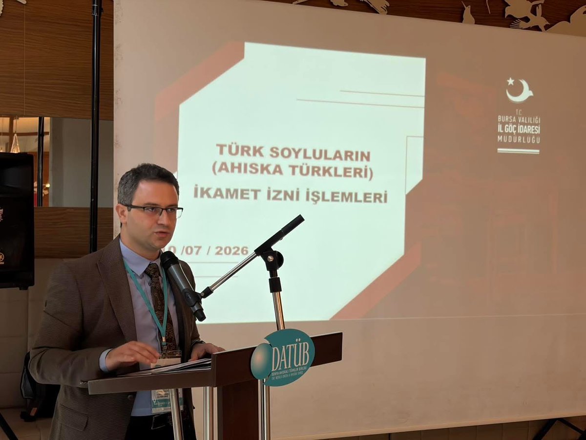 datubresmi's tweet photo. Kamu Kurumlarından Temsilcilere Kapsamlı Bilgilendirme

DATÜB Türkiye Temsilcilikler Çalıştayı kapsamında, Yurtdışı Türkler ve Akraba Topluluklar Başkanlığı (@yurtdisiturkler), İçişleri Bakanlığı Nüfus ve Vatandaşlık İşleri Genel Müdürlüğü (@TCNufus) ve Göç İdaresi Başkanlığı (@Gocidaresi ) uzmanlarının katılımıyla bilgilendirme oturumları gerçekleştirildi.

Programda, Nüfus ve Vatandaşlık İşleri Genel Müdürlüğü uzmanları tarafından vatandaşlık süreçleri ve uygulamaları hakkında kapsamlı bilgiler paylaşıldı. Göç İdaresi Başkanlığı yetkilileri ise uzun dönem ikamet izni başta olmak üzere güncel göç mevzuatı ve uygulamalarına ilişkin sunum gerçekleştirdi.  Yurtdışı Türkler ve Akraba Topluluklar Başkanlığı (YTB) temsilcileri tarafından Türkiye Bursları programı ile Ahıska Türklerine yönelik destek ve proje imkânları hakkında katılımcılar bilgilendirildi.

Sunumların ardından gerçekleştirilen soru-cevap bölümünde temsilciler, sahada karşılaşılan konuları doğrudan ilgili kurumların uzmanlarına iletme fırsatı buldu. Karşılıklı değerlendirmelerin yapıldığı oturumlar, temsilcilerin güncel uygulamalar hakkında doğru ve kapsamlı bilgi edinmesine önemli katkı sağladı.

DATÜB Türkiye Temsilcilikler Çalıştayı, kamu kurumlarıyla kurulan güçlü iş birliğini pekiştiren, temsilcilik teşkilatının bilgi ve koordinasyon kapasitesini artıran önemli bir platform olarak çalışmalarını sürdürmektedir.

#AhıskaTürkleri #DATÜB #GücümüzBirliğimizdir