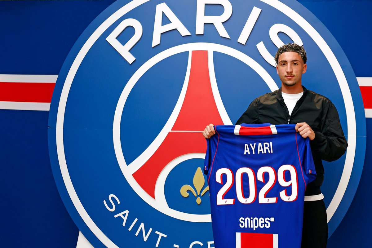 ActuFoot_'s tweet photo. 🚨 OFFICIEL ! ADAM AYARI 🇫🇷 (2008) SIGNE SON PREMIER CONTRAT PROFESSIONNEL AVEC LE PARIS SAINT-GERMAIN !!! 💎❤️💙

Contrat jusqu’en 2029. ✍️

📸 @PSG_inside https://t.co/xaeeZb5cx8