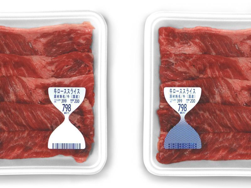 i_______DESIGN's tweet photo. 食品が痛む際に発するアンモニアに反応して、食べられない状態ではバーコードが読み取れなくなる食品表示ラベルのアイデア。
腐る食品表示　|　TO-GENKYO　|　1018r2

https://t.co/ZrpcF2B8vi https://t.co/lju5py6e9I