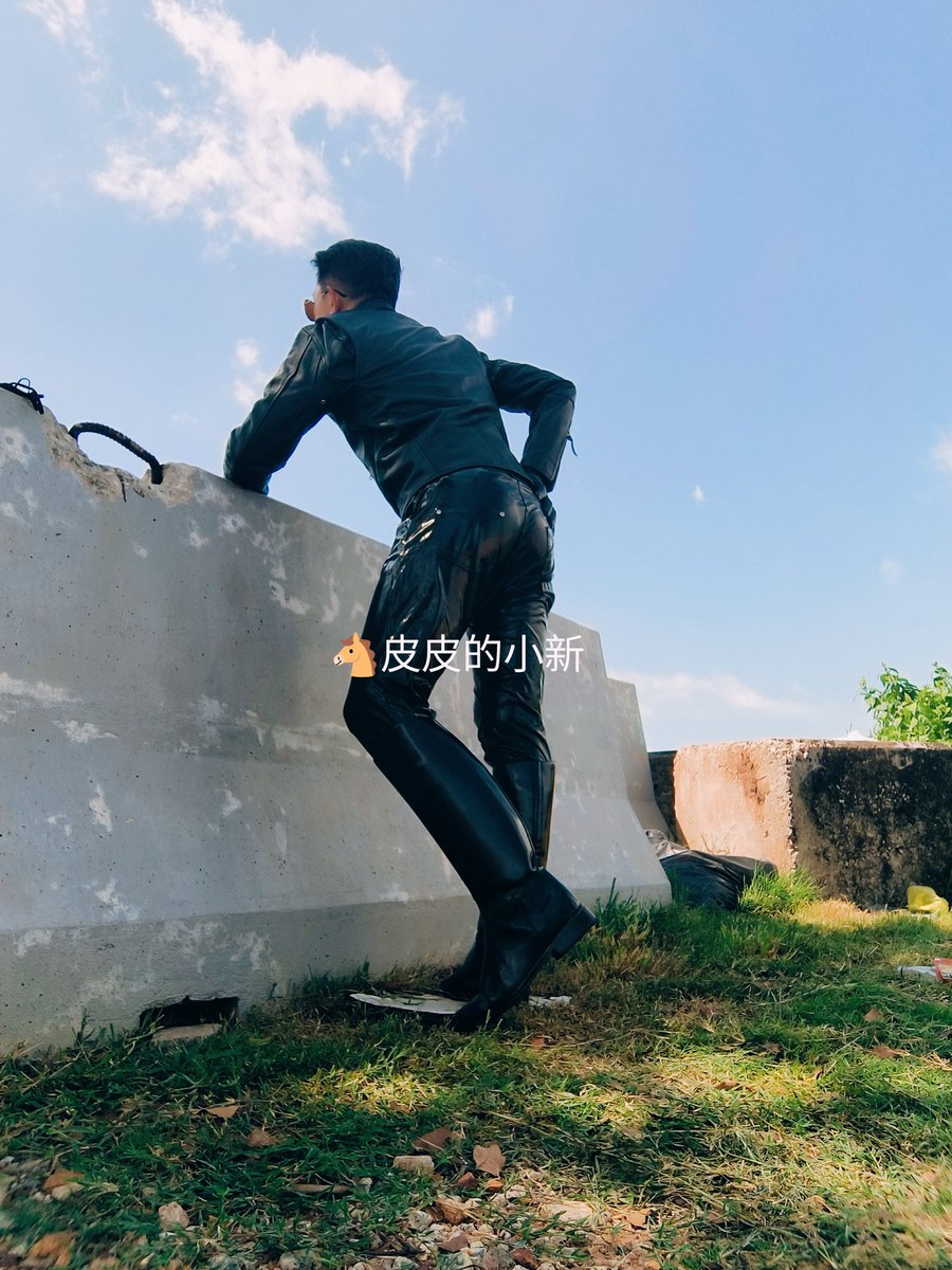 leatherloves77's tweet photo. 为了拍照给你们看我可“辛苦了”💦💦💦 https://t.co/YwWWhyv1xU
