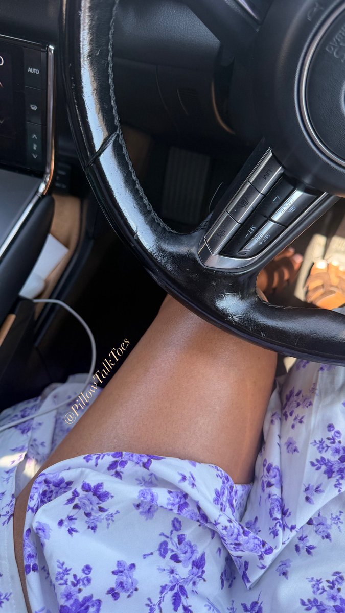 PillowTalkToes's tweet photo. Little bit of thigh for your wandering eye✨ https://t.co/brGMFay7bT