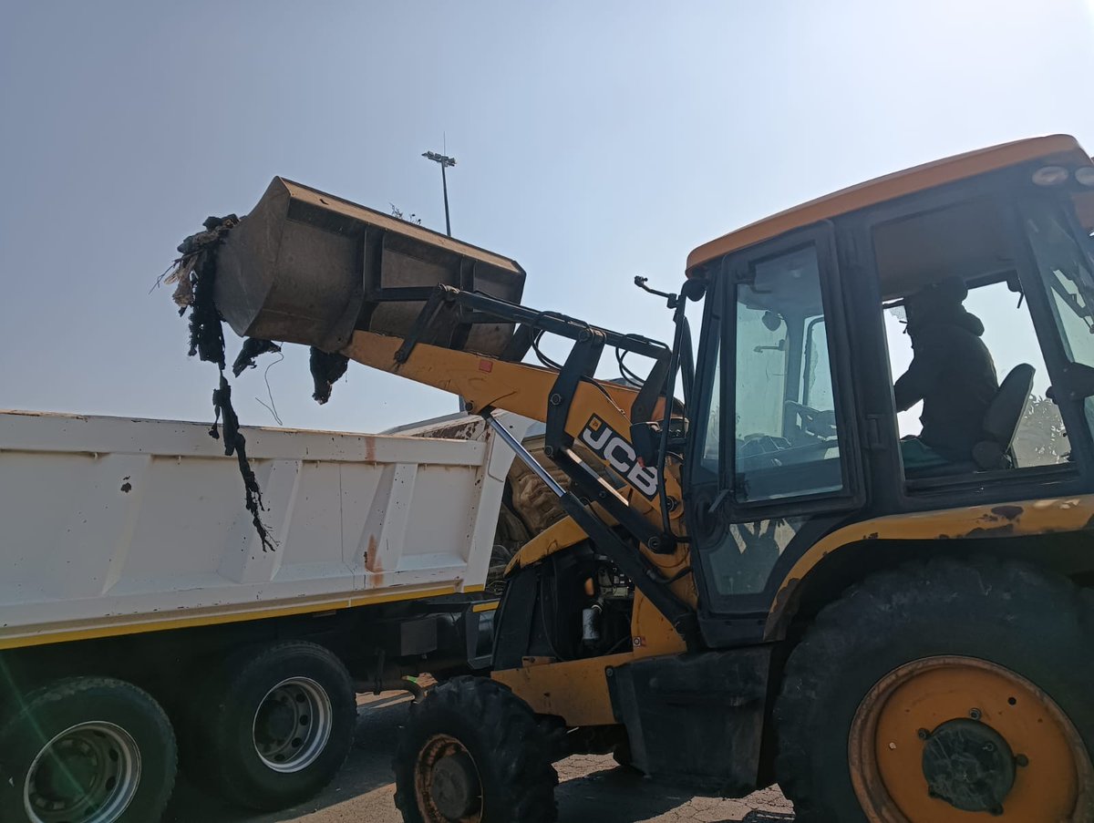 City_Ekurhuleni's tweet photo. โป๏ธ๐จ COMBATING ILLEGAL DUMPING IN ALBERTON
A joint waste management compliance and enforcement blitz is underway in ๐#Alberton.
The #Ekurhuleni Waste Management Business Unit has joined forces with the Gauteng Department of Environment to tackle illegal dumping and https://t.co/hepJuUN62d