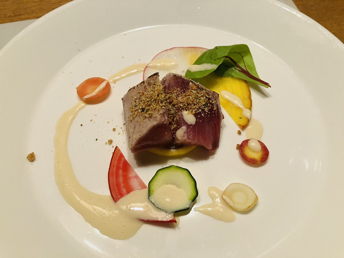 kanako020484's tweet photo. 北欧インテリアが素敵なホテリ・アアルトに泊まってきました！館内いたる所にある北欧家具、自然に囲まれた立地でプチ北欧気分に。
赤のエッグチェアがアクセントのお部屋が素晴らしく、照明と自然光の入り方がとても綺麗で、ここに住みたい！という感じでした。
ジャパニーズフレンチの夕食も美味✨ https://t.co/lghNCZRbXm