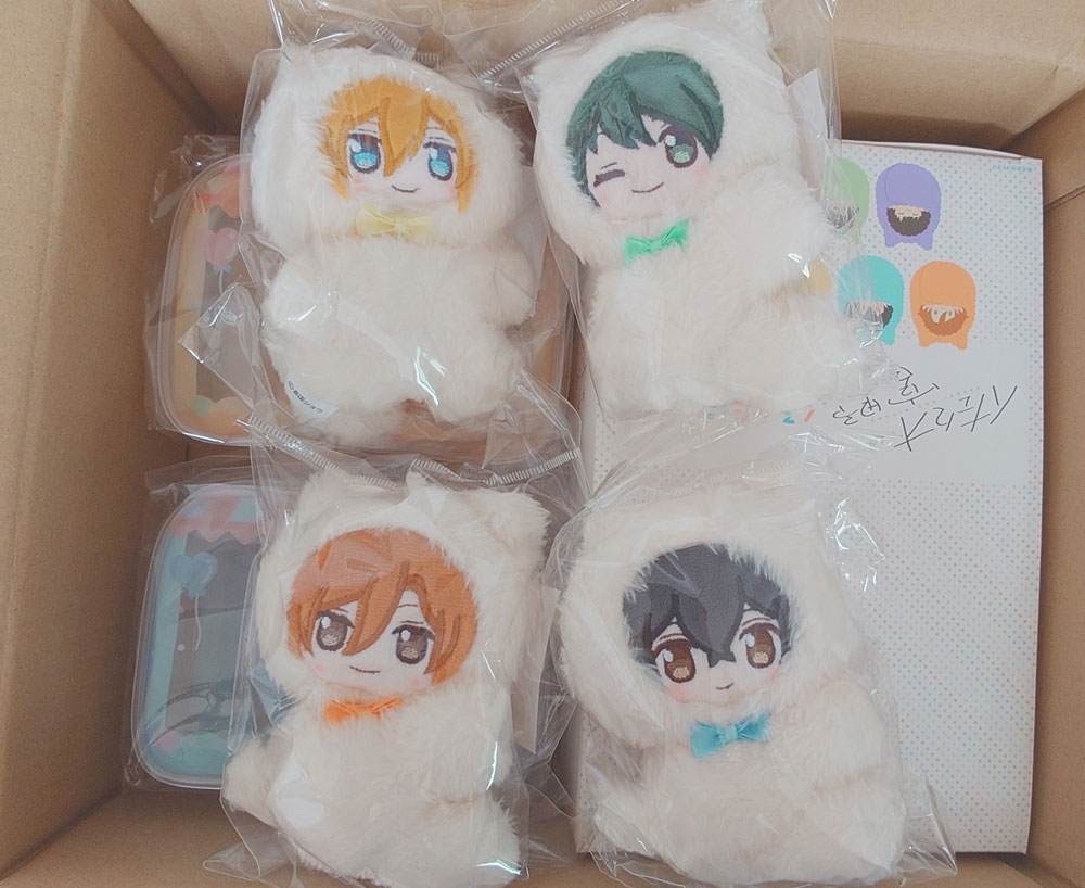 harusono_org's tweet photo. 開けたときのこのかわいさよ…………　鍵くんと佐々木が下で支えていた……これお手々マグなのでぎゅっとくっつくんですよ……かわいすぎる…　本当にこんな天才的にかわいいぬいぐるみを作ってもらえる機会をくれて…皆様ありがとうございます…
（くるみたぴぬいはひしめかせたかったので追加した） https://t.co/qU0LzaXGfI