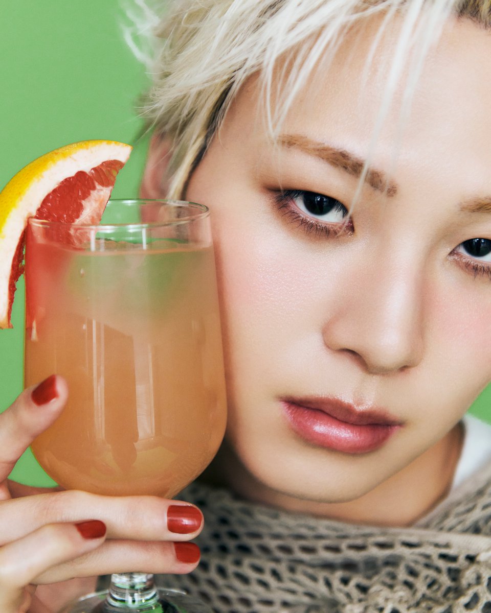 CYANMANMAGAZINE's tweet photo. #JO1 川尻蓮がカラフルなドリンクを片手に遊び心あふれるサマーメイクを披露🍹

CYAN MAN公式インスタ限定のカットに加え、ここでしか見られないポップなメイキングムービーもお見逃しなく！🎬✨詳細はこちら🔽
 https://t.co/nIj3hEmcHY

@caelumjp @official_jo1 #川尻蓮 #大人の夏休み #CYANMAN https://t.co/J3vW2XJj9L