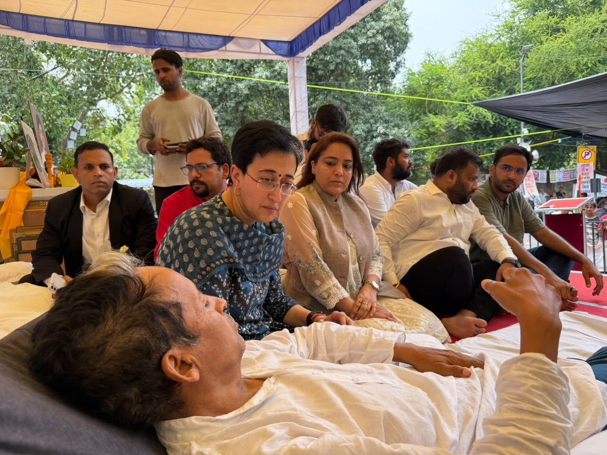 Cockroachisback's tweet photo. AAP Leader &amp; MLA @AtishiAAP , @KuldeepKumarAAP &amp; Former Delhi Mayor Shelly Oberoi visited Jantar Mantar today to stand in unwavering solidarity with the youth protesting for their rights. 

Thank you for your support! https://t.co/LFqEQ3au5E