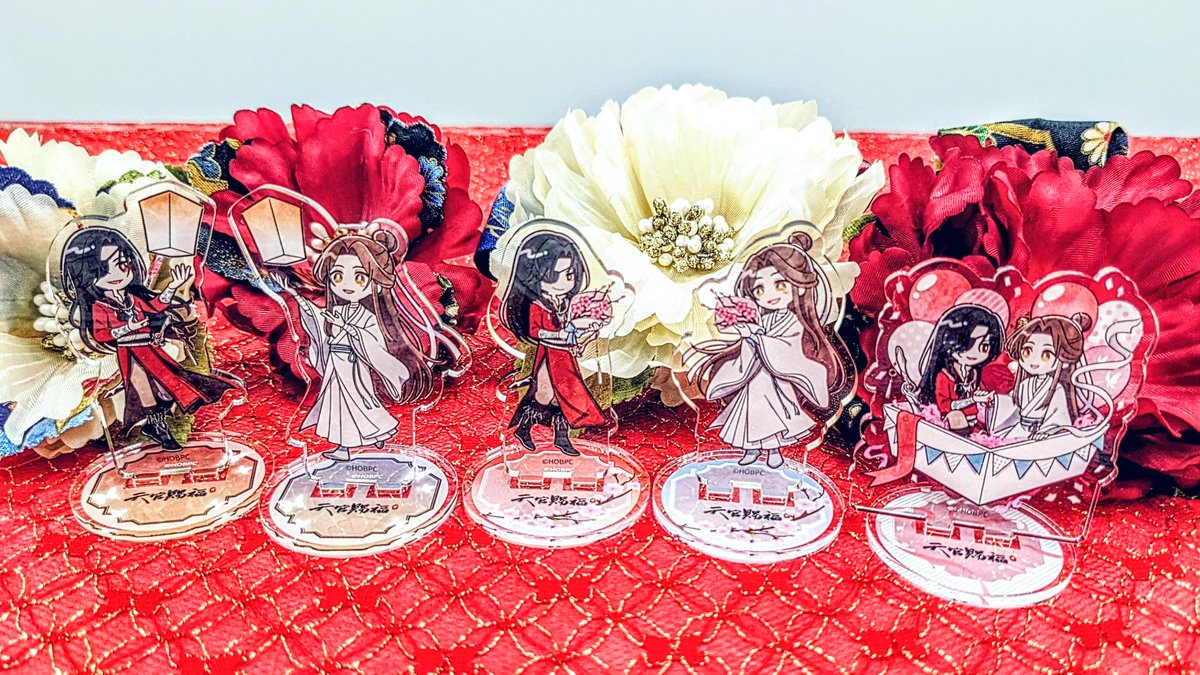 DECOTTO_AC's tweet photo. 【アニメ「天官賜福 貮」】
オリジナル商品をご紹介🦋🌸
アクリルスタンドは台座が小さめのためお好みの距離感で配置が可能です。
二人の笑顔ver.のグッズもございます😄💕

7/15～20の期間は空席予約でご来店直前までご予約が可能です。
⇒ https://t.co/KYl3Ar98ks 

#天官賜福 #天官賜福アニメ https://t.co/HNCmXgo80C