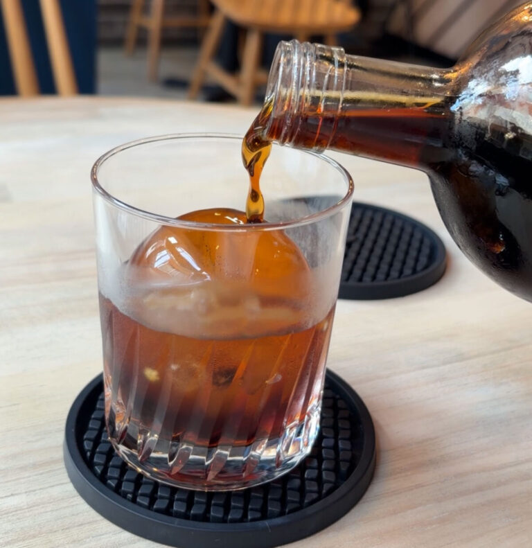 akabanemagazine's tweet photo. 「十条珈琲」で1日5杯限定の『水出しスペシャルティコーヒー』。

可愛いボトルに、自分で注ぐスタイルですね～！豆はほぼ隔週変わりだそうで、この日は「深煎りエチオピア」。

ころんと大きい氷も可愛い♪(なんだか水まんじゅうみたい) https://t.co/IJDAp8MhZB