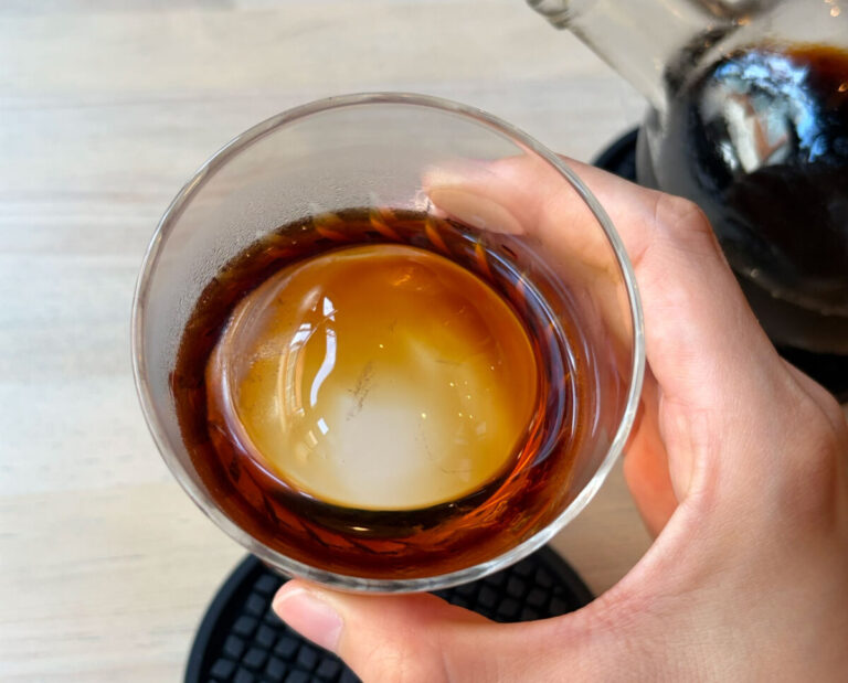 akabanemagazine's tweet photo. 「十条珈琲」で1日5杯限定の『水出しスペシャルティコーヒー』。

可愛いボトルに、自分で注ぐスタイルですね～！豆はほぼ隔週変わりだそうで、この日は「深煎りエチオピア」。

ころんと大きい氷も可愛い♪(なんだか水まんじゅうみたい) https://t.co/IJDAp8MhZB
