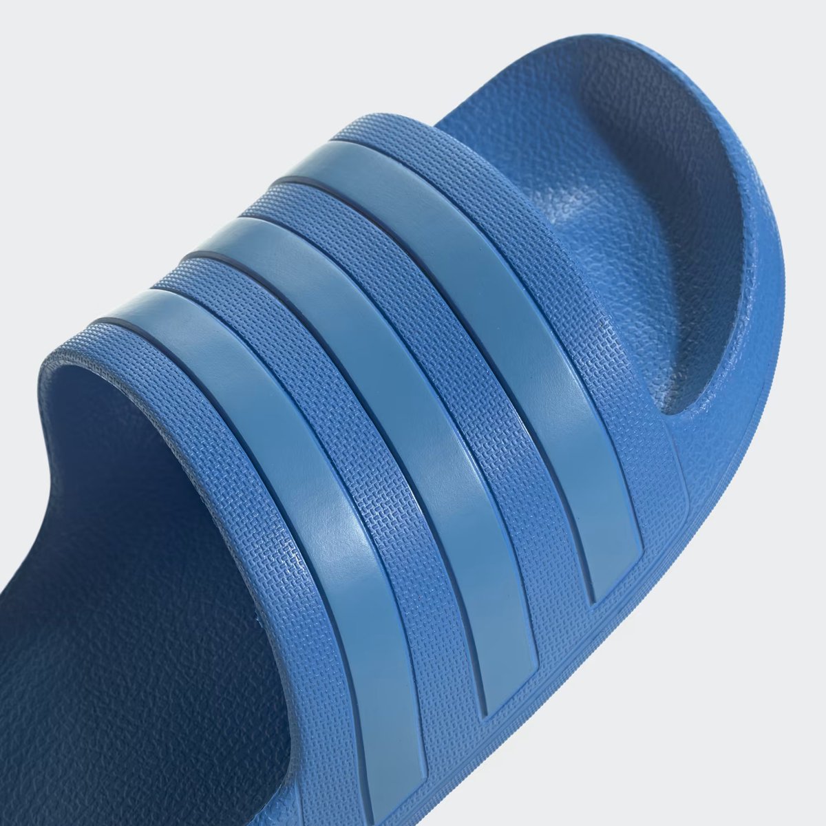 Dealabs's tweet photo. 🩴🔥
Les claquettes Adilette sont à 12€ 👇
➡️ https://t.co/fCvQyPYlmK ⬅️ https://t.co/yo1UNlZjEz