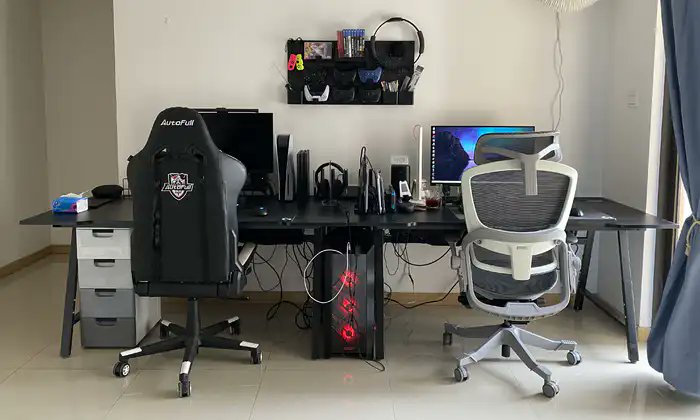 Marc02041998's tweet photo. Tiny desk upgrade = huge productivity win: swap random chargers for a cable tray and add a potted succulent. Clean, calm, and focused vibes all day https://t.co/NTrEQ0pxVw