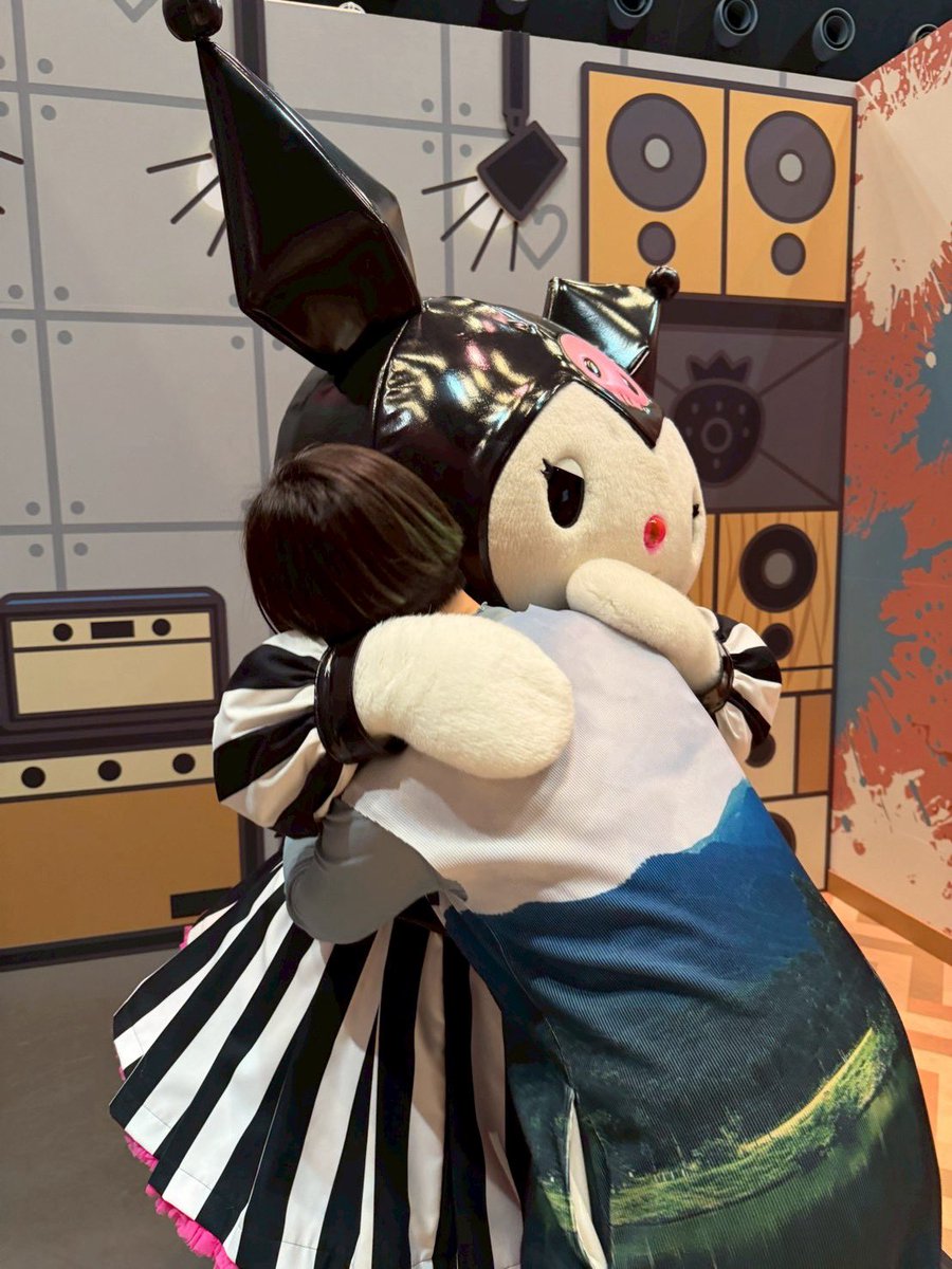 ito_hidemi's tweet photo. 約20年振りにピューロランドに行ったんだけどkawaii歌舞伎もパレードもめちゃくちゃ良かった(ちょっと泣いた)
グリーティングでのクロミちゃんのハグとハイタッチの力強さが妙に心に残っている(生きてる…)と思った 疲れた大人たちにこそ勧めたい https://t.co/3VhrorF8Y0