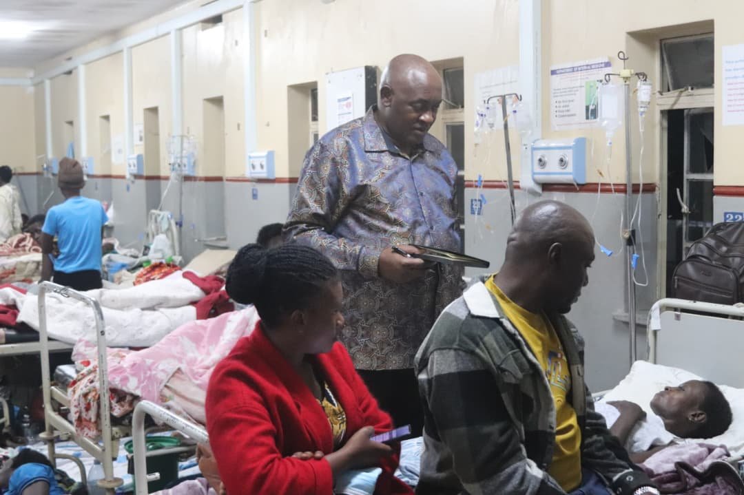 GNTV__official's tweet photo. Health Minister Dr. Chris Baryomunsi left in shock and immediately ordered a full probe into Mbarara Regional Referral Hospital following a surprise midnight inspection that exposed overwhelming ward congestion, low night-shift staffing, and acute medicine shortages.
📷COURTESY https://t.co/3rRQfChse3