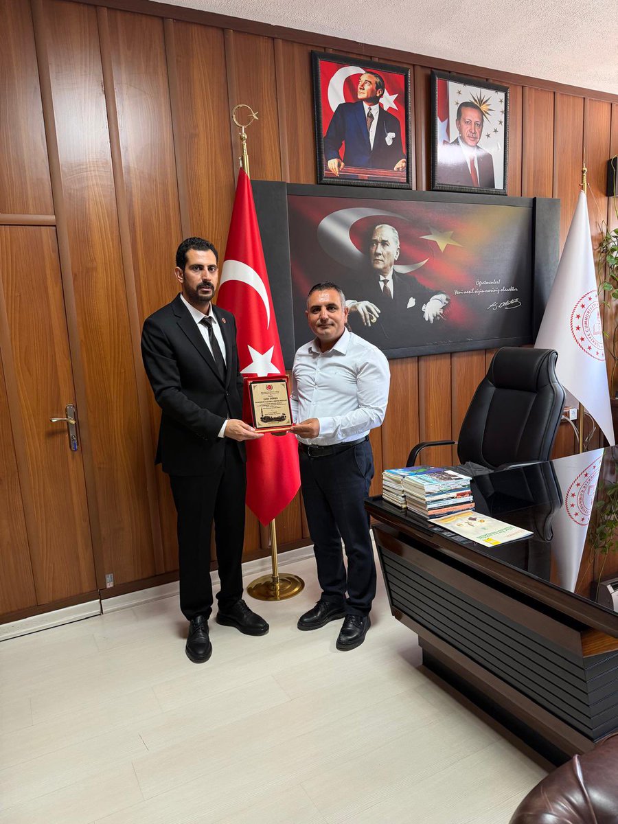 viransehirmem's tweet photo. Milliyetçi Hareket Partisi Viranşehir İlçe Başkanı Sayın Fatih Yüzücü ve yönetim kurulu üyeleri, İlçe Millî Eğitim Müdürümüz Sayın Çetin Gören’i makamında ziyaret etti.

Ziyaret kapsamında takdim edilen anlamlı plaket dolayısıyla Sayın Fatih Yüzücü ve yönetim kurulu üyelerine nazik ziyaretleri, tebrik ve iyi dilekleri için teşekkür ediyor; çalışmalarında başarılar diliyoruz.