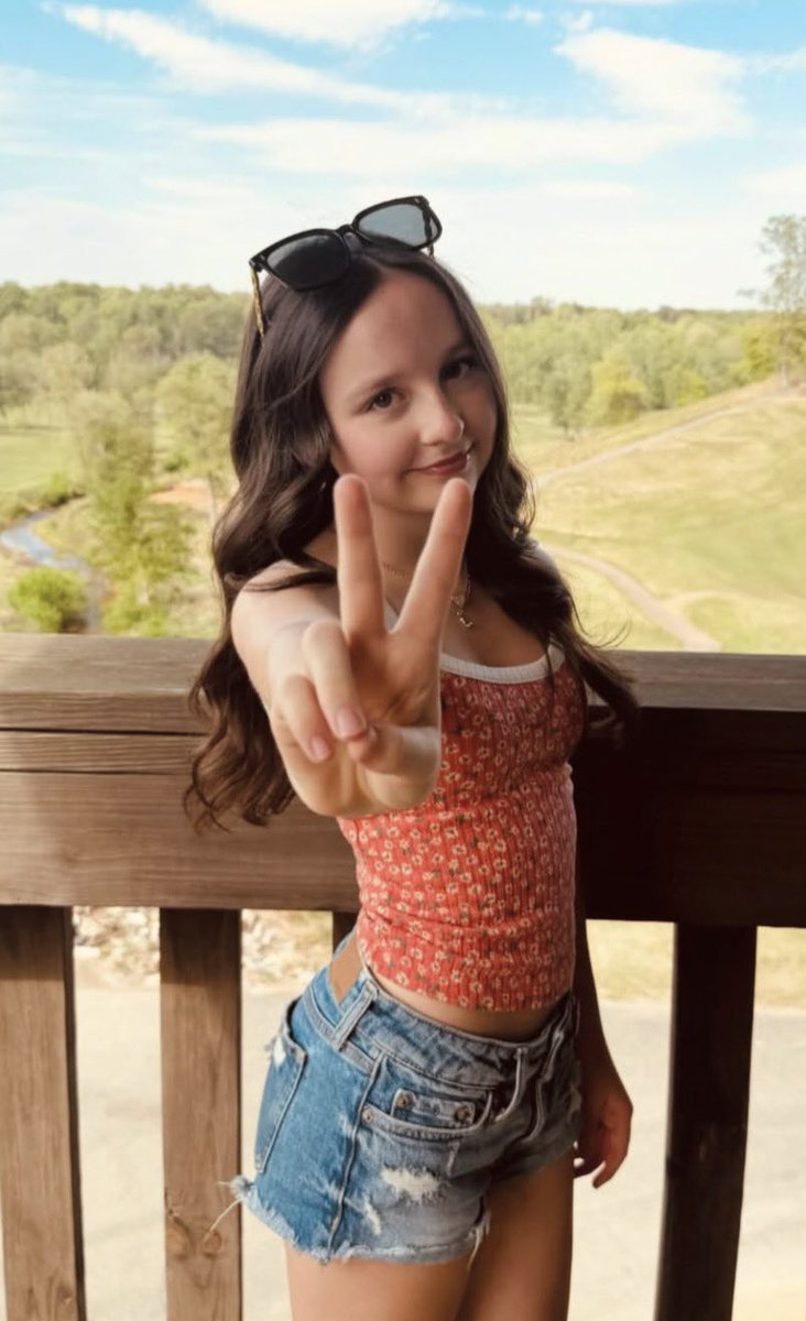 loversboy1111's tweet photo. She’s abt to make cum omg https://t.co/n3MO1pStIN