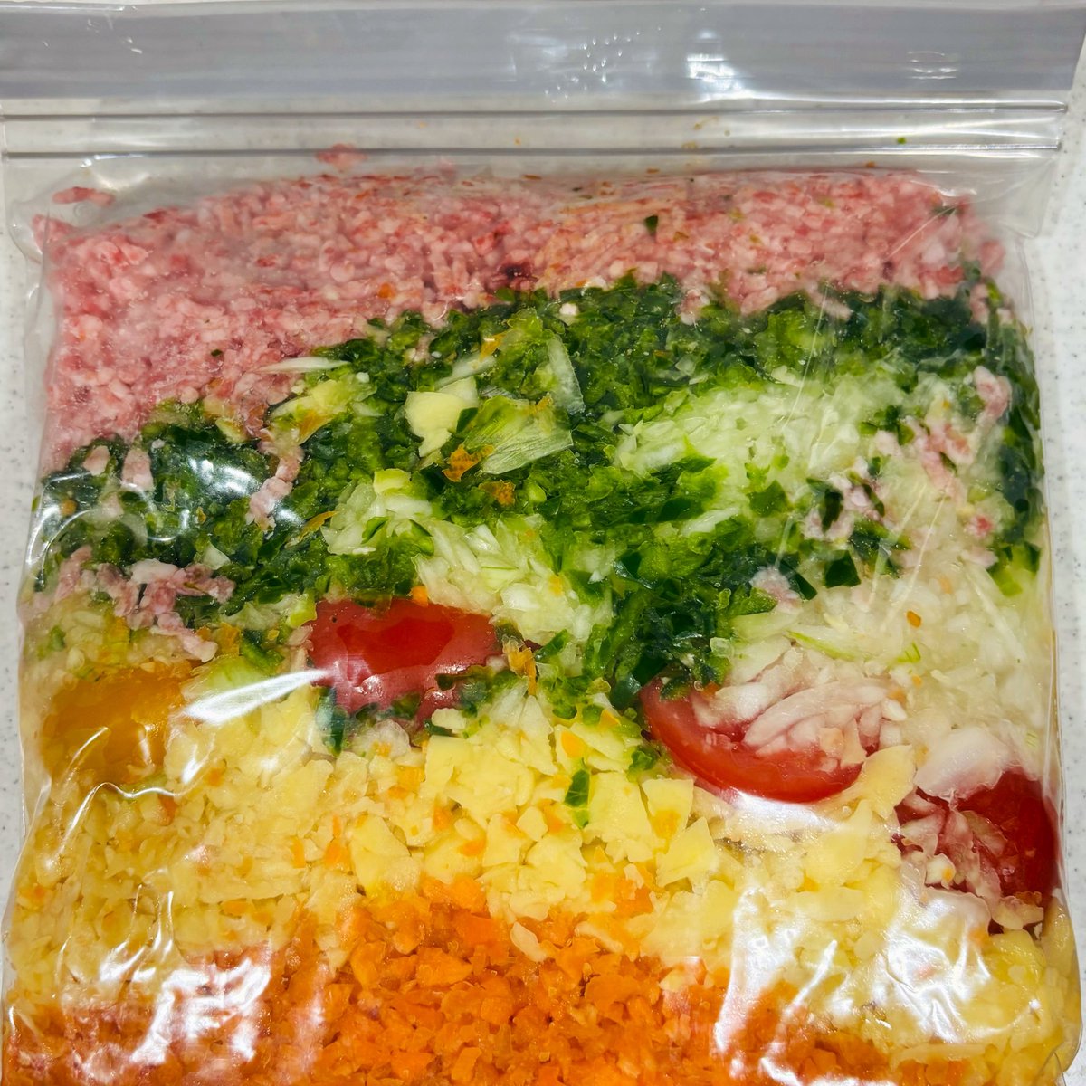 kaoringo822's tweet photo. ドライカレーはフードプロセッサーで野菜をガーっやってどんどんジップロ���クに入れてもう1回分を作って冷凍しておくと未来の自分が楽できる😌 https://t.co/ixgDrNuDVp