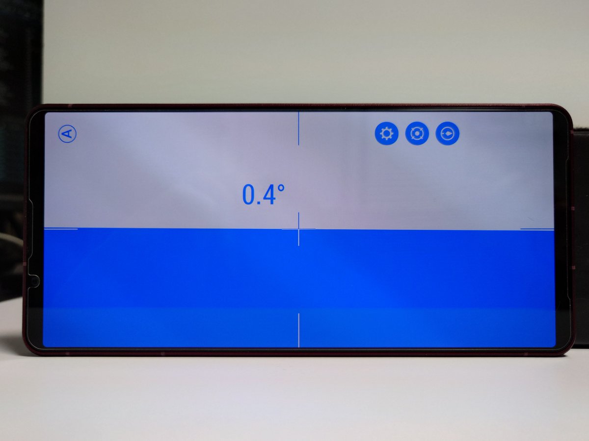 KomaTAS's tweet photo. Xperia 1 VIII
誤差では片付けられないくらい傾きが狂ってるんだけど、これは仕様……なわけないよなあ。

おおむね水平なところに置いて、カメラの水準器で水平が出てないのはダメでしょ。
ちなみにカメラの水準器の補正は縦向きには対応していない件。

そういうとこやぞSONY…… https://t.co/pw1rs0VMAd