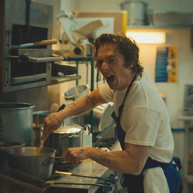fauxsmokes's tweet photo. when u invite someone over to cook dinner w u as a date idea n it turns into a episode of the bear https://t.co/EXPkAXHM5I
